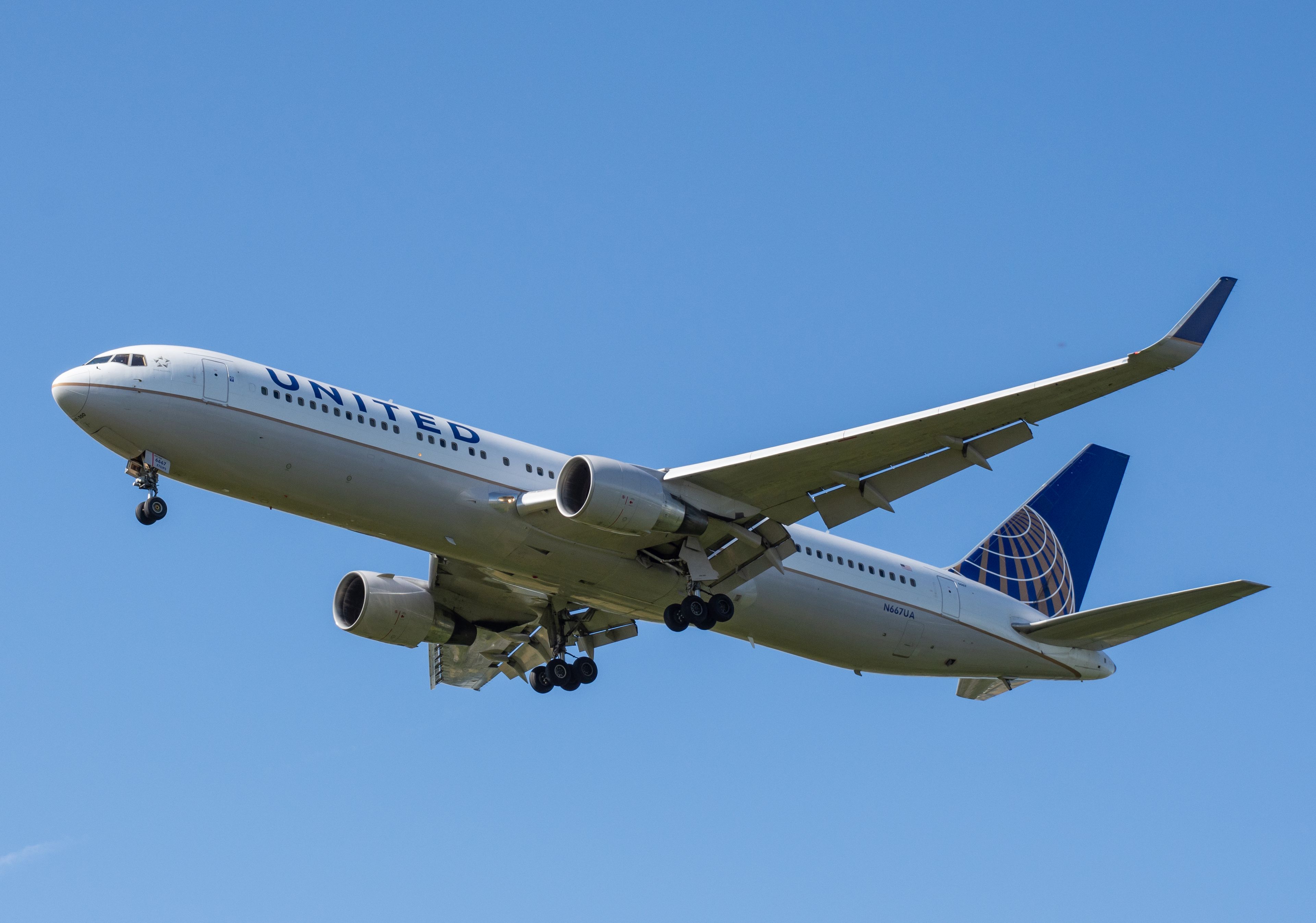 N667UA/N667UA United Airlines Boeing 767-322ER(WL) Photo by Ayronautica - AVSpotters.com