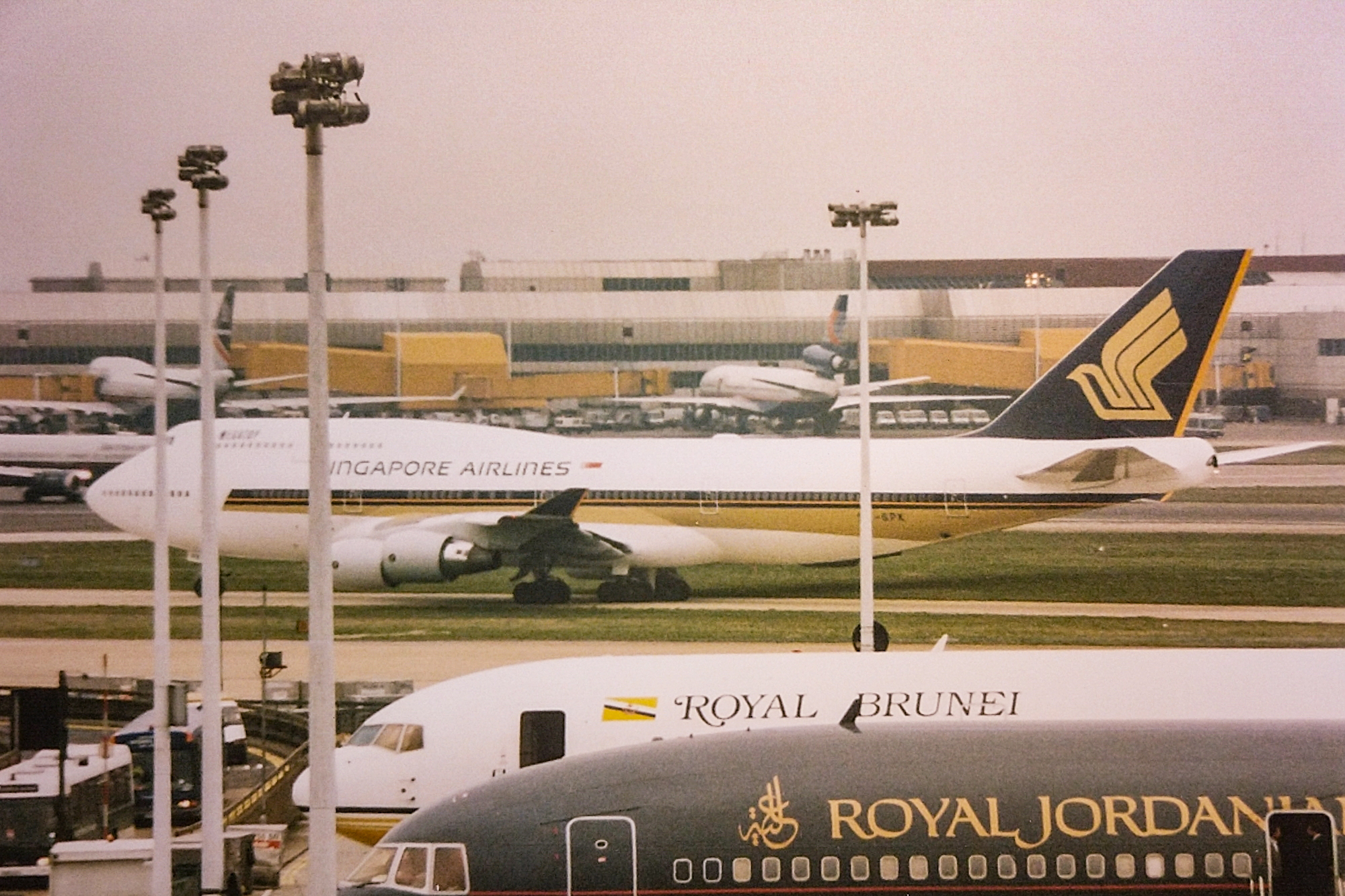 9V-SPK/9VSPK Singapore Airlines Boeing 747-412 Photo by AV8 Photos - AVSpotters.com