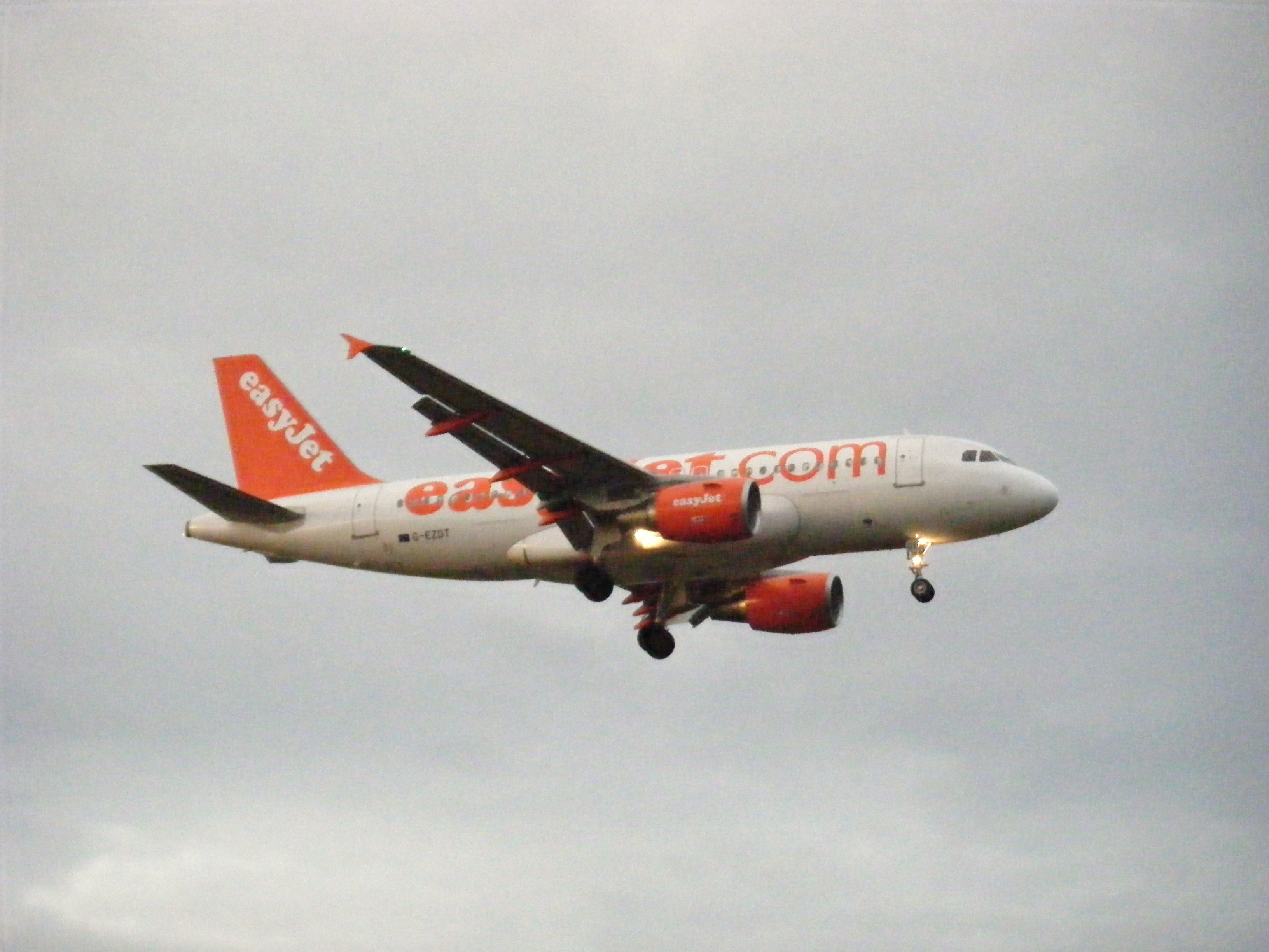 G-EZDT/GEZDT easyJet Airbus A319-111 Photo by RJflyer - AVSpotters.com