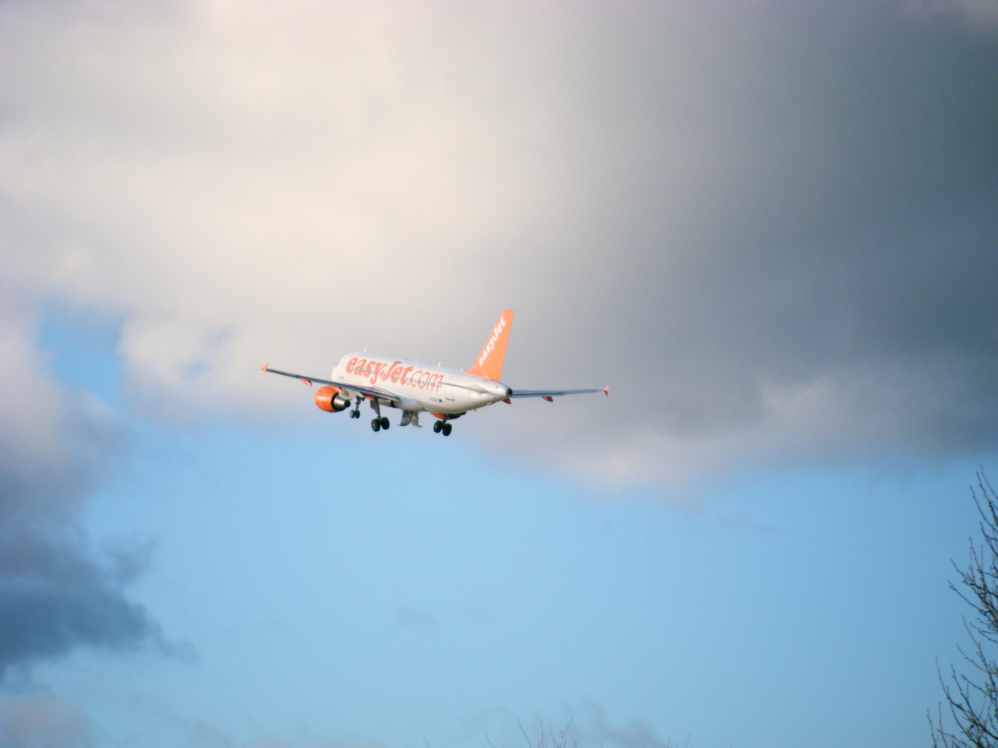 G-EZET/GEZET easyJet Airbus A319-111 Photo by RJflyer - AVSpotters.com