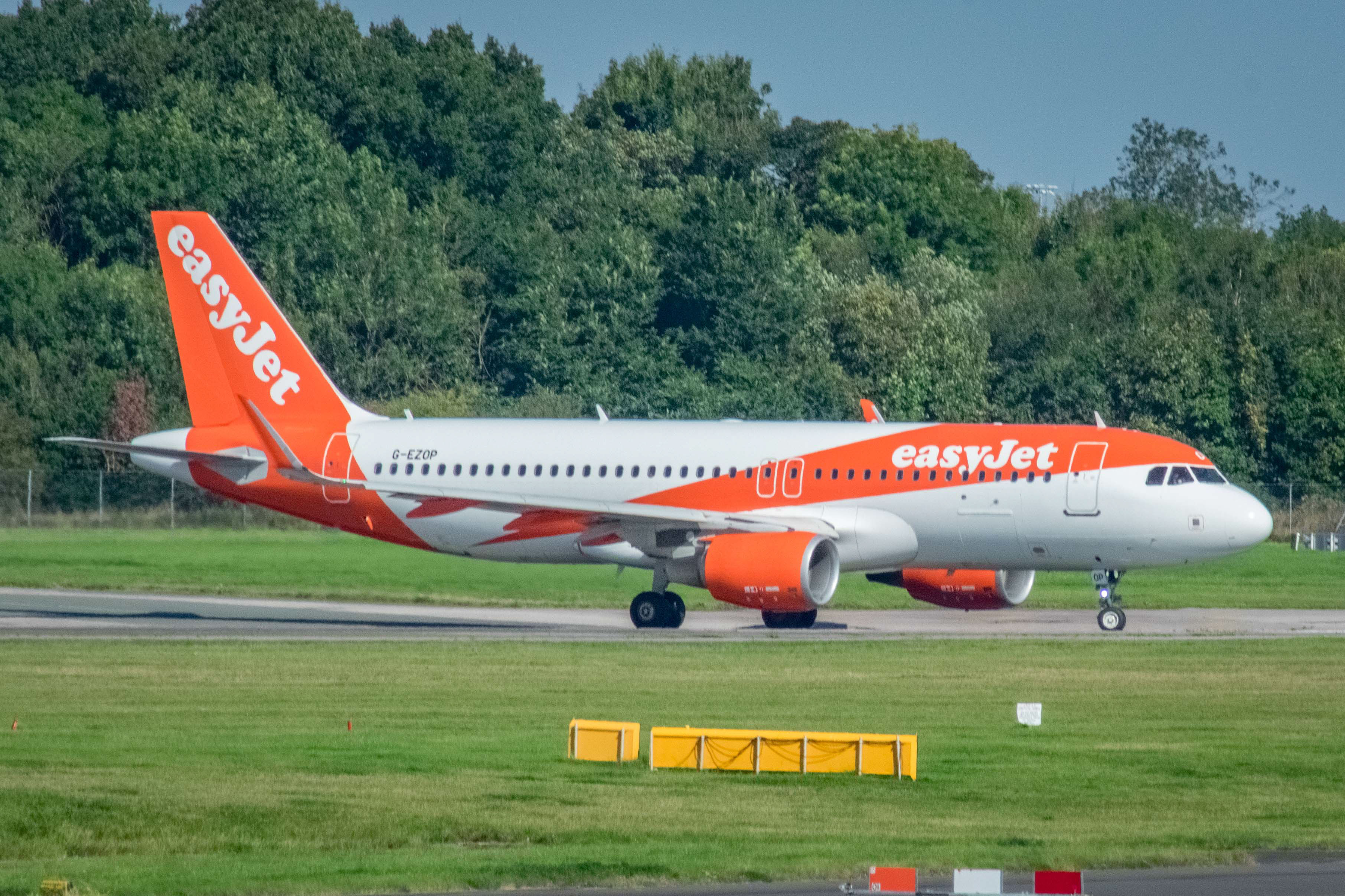 G-EZOP/GEZOP easyJet Airbus A320-214(SL) Photo by AV8 Photos - AVSpotters.com