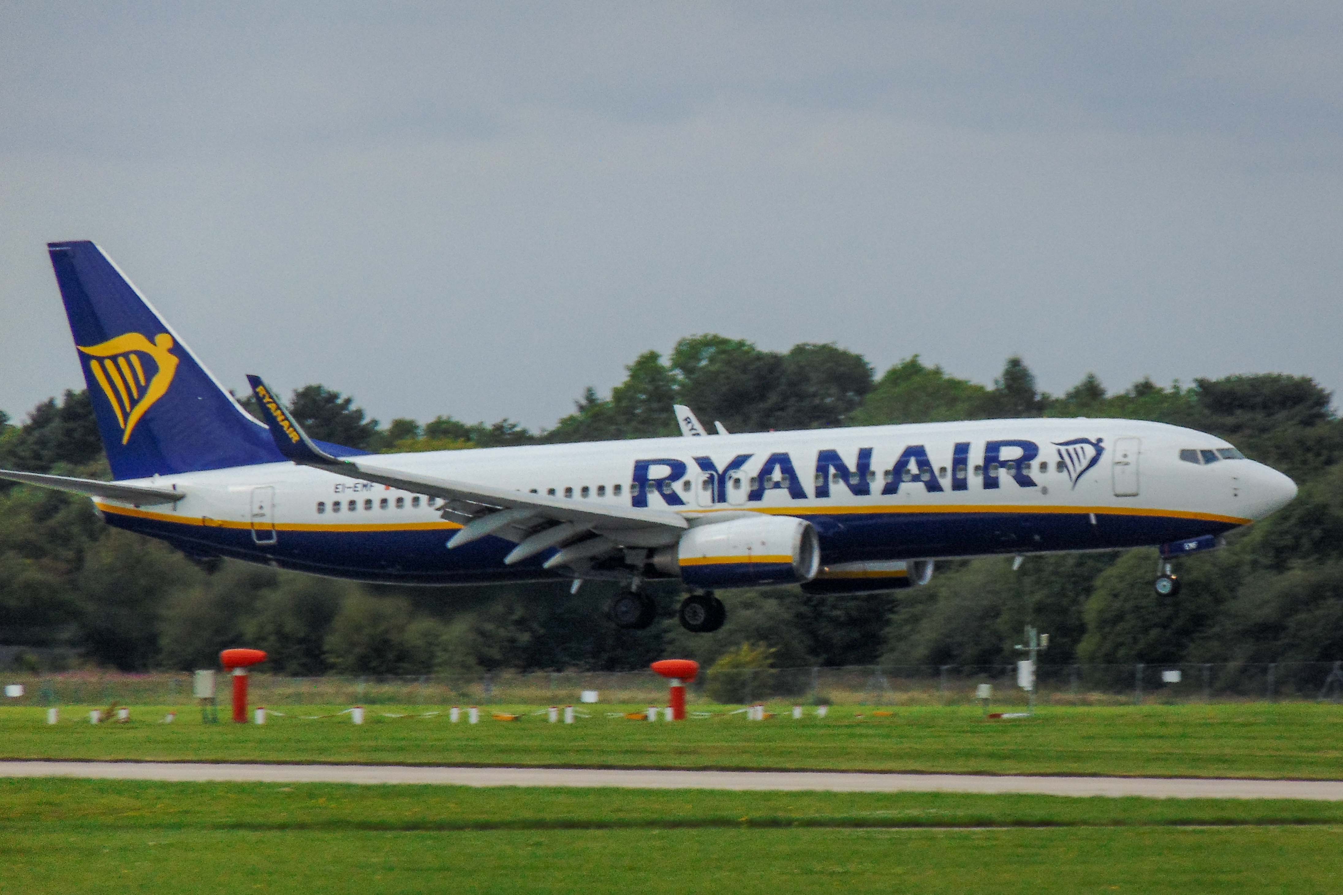 EI-EMF/EIEMF Ryanair Boeing 737-8AS(WL) Photo by AV8 Photos - AVSpotters.com