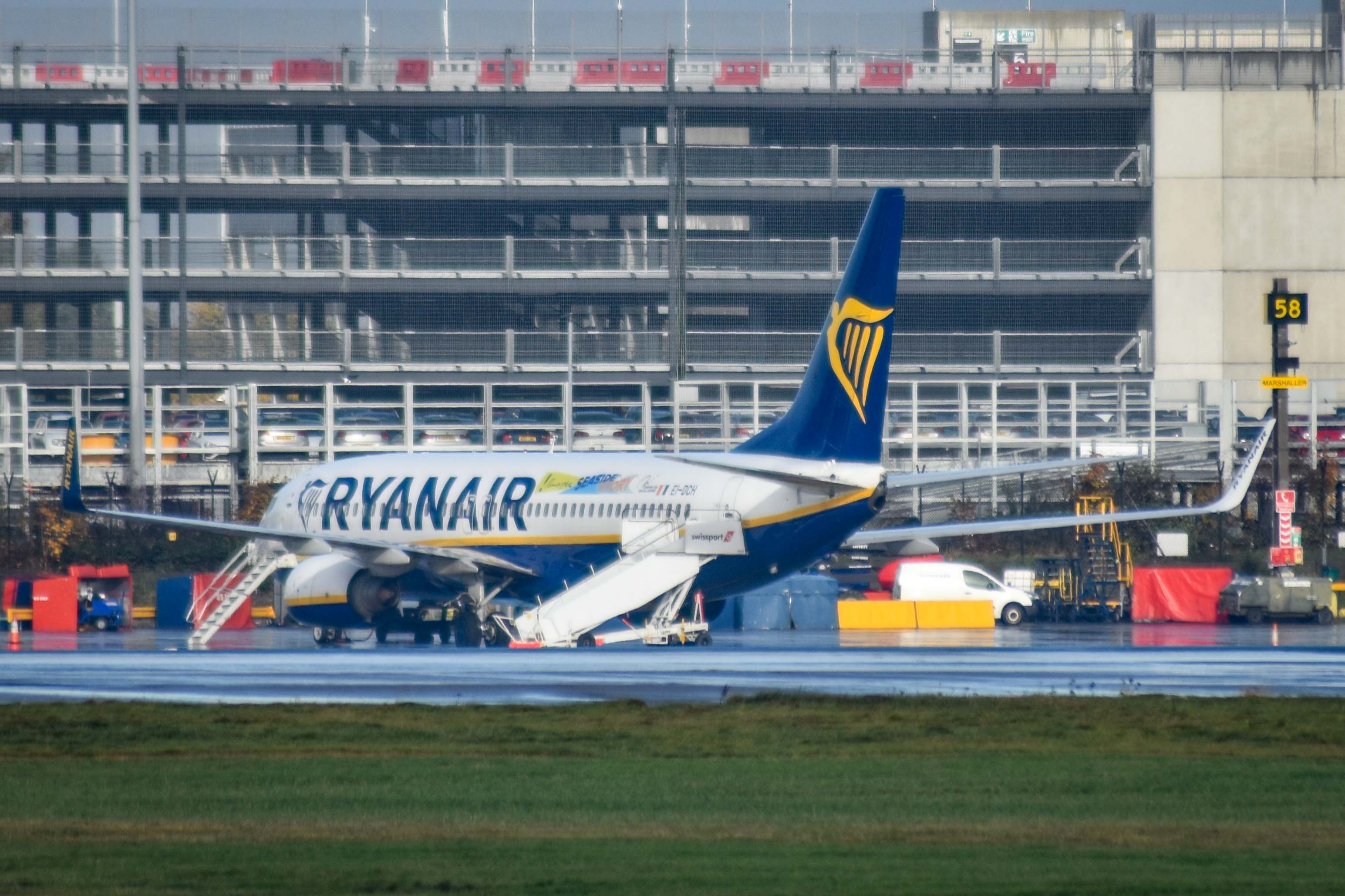 EI-DCH/EIDCH Ryanair Boeing 737-8AS(WL) Photo by AV8 Photos - AVSpotters.com