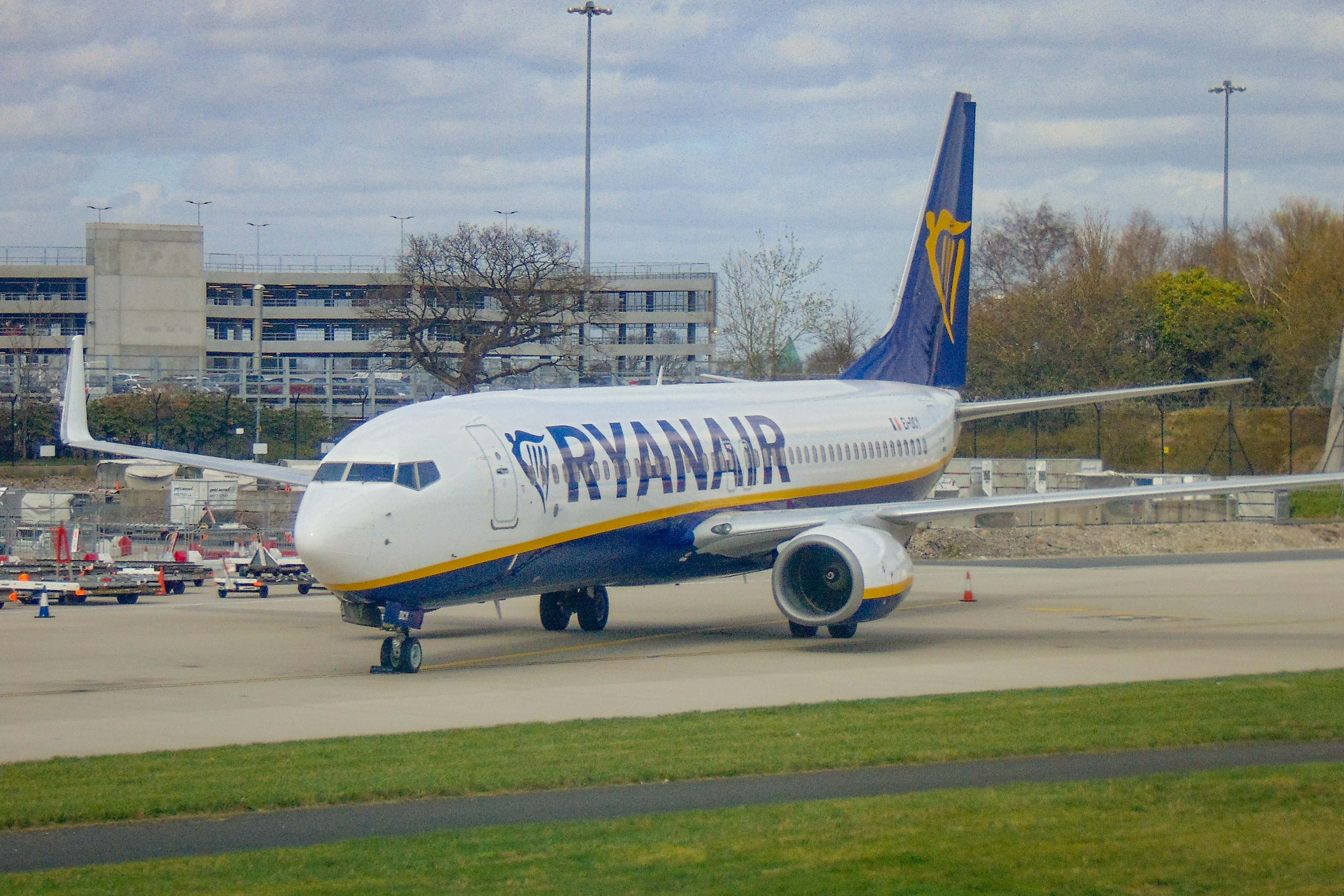 EI-DCY/EIDCY Ryanair Boeing 737-8AS(WL) Photo by AV8 Photos - AVSpotters.com