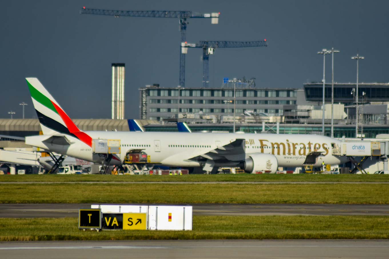 A6-EGZ/A6EGZ Emirates Airlines Boeing 777-31HER Photo by AV8 Photos - AVSpotters.com