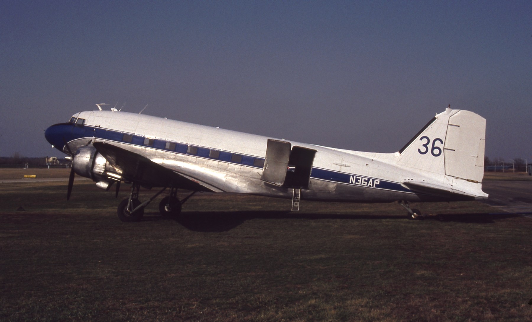 C-GGSU/CGGSU Corporate Douglas DC-3 Airframe Information - AVSpotters.com