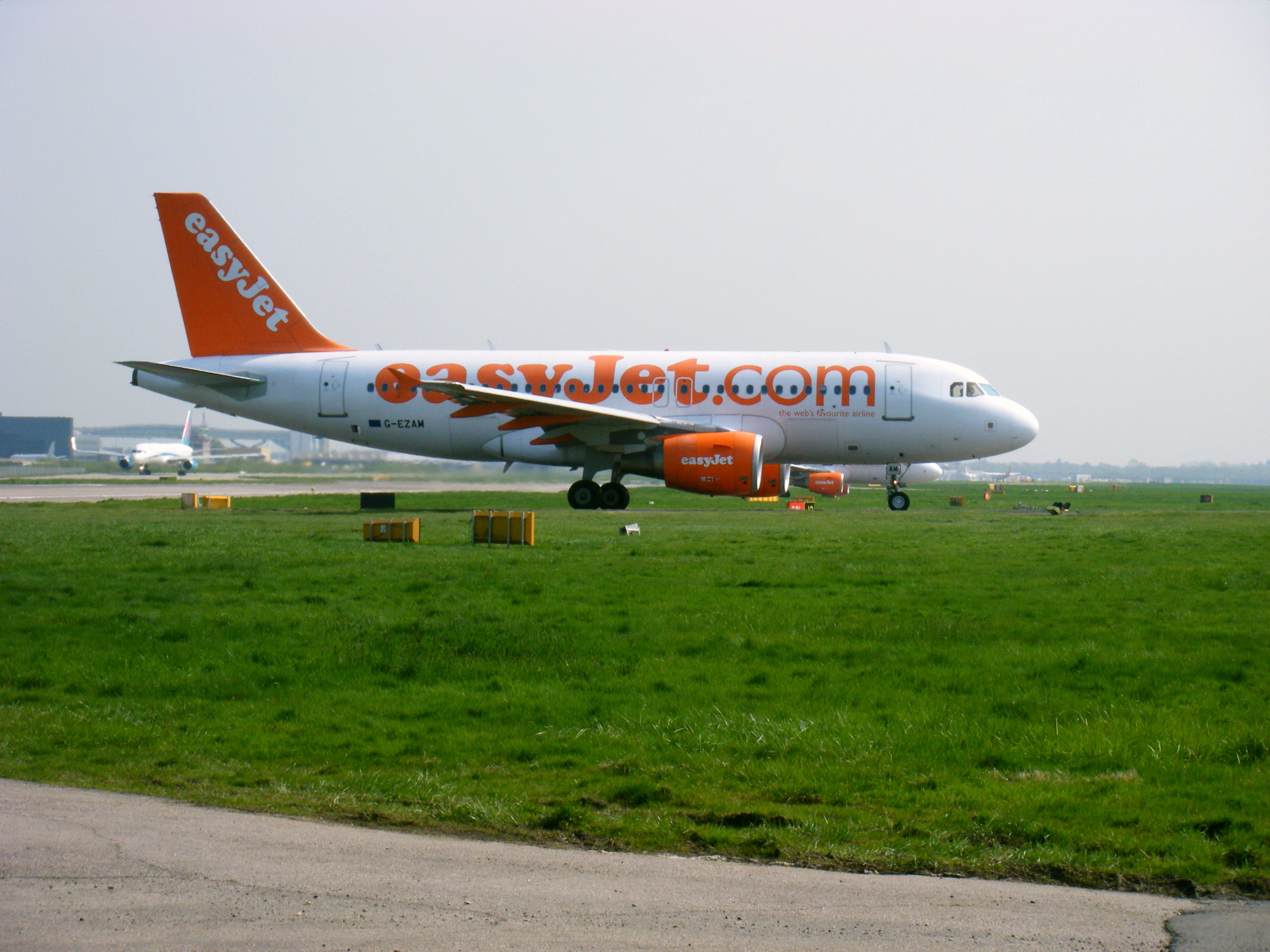 G-EZAM/GEZAM easyJet Airbus A319-111 Photo by RJflyer - AVSpotters.com