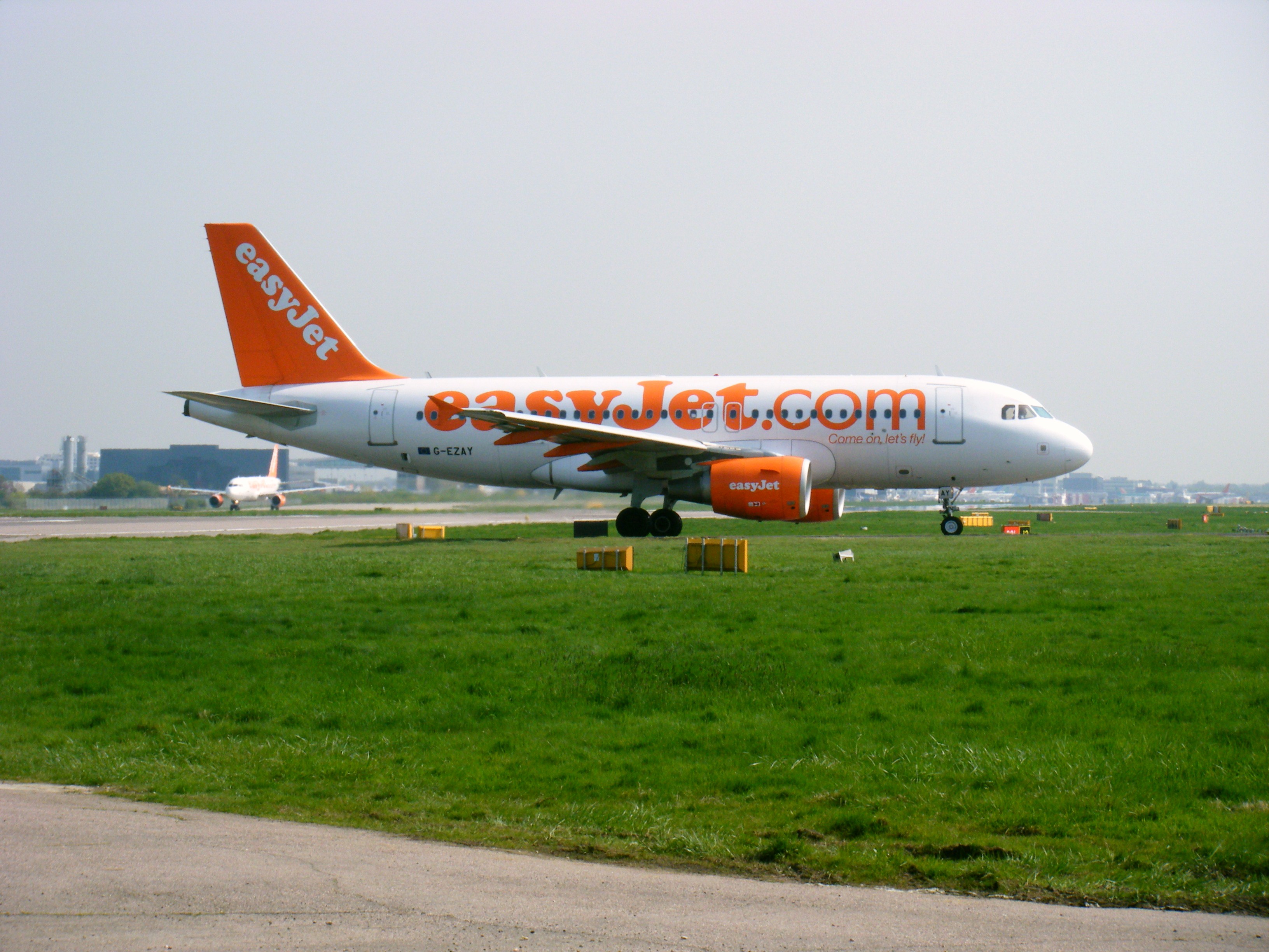 G-EZAY/GEZAY easyJet Airbus A319-111 Photo by RJflyer - AVSpotters.com