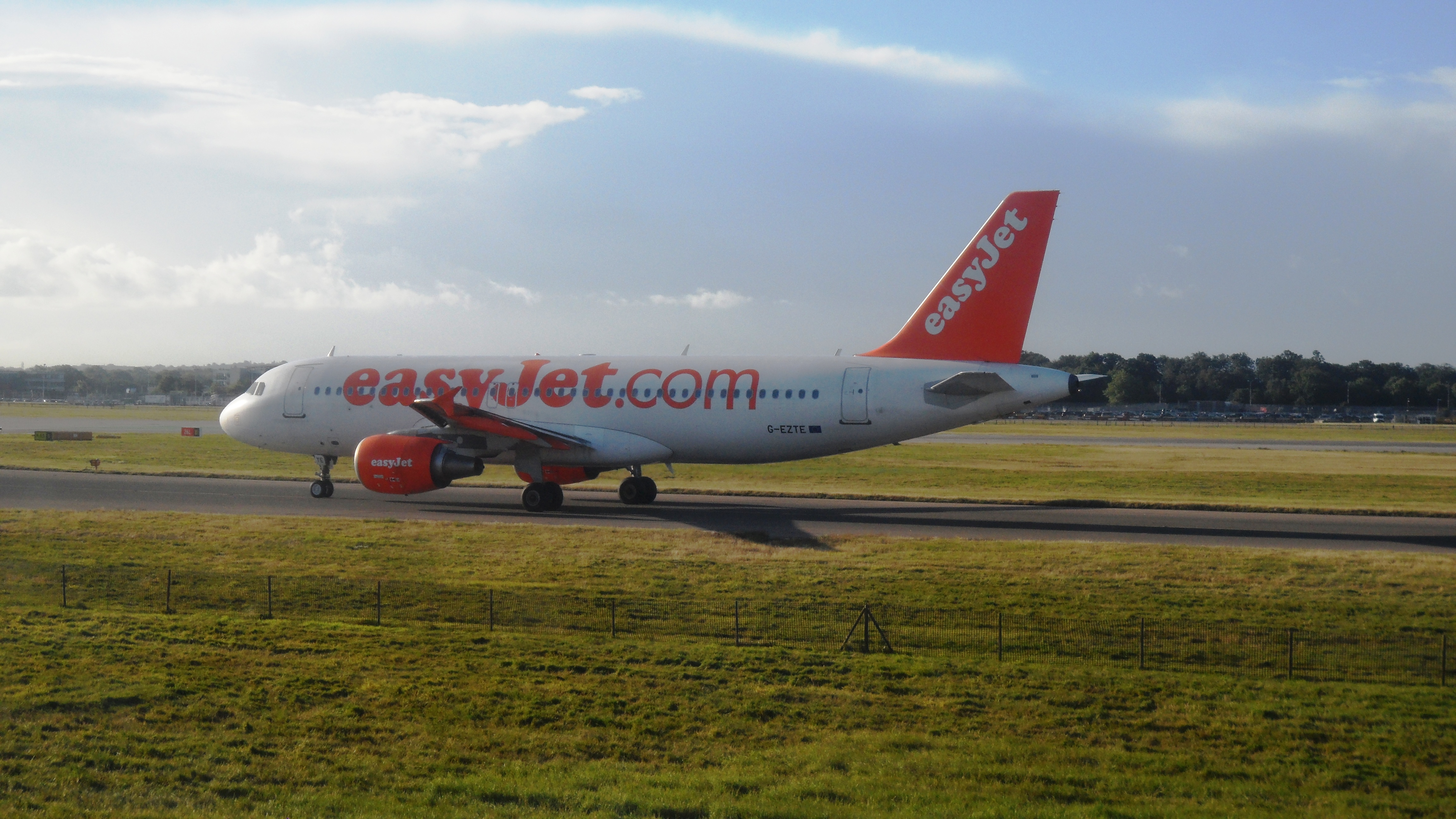 G-EZTE/GEZTE easyJet Airbus A320-214 Photo by RJflyer - AVSpotters.com