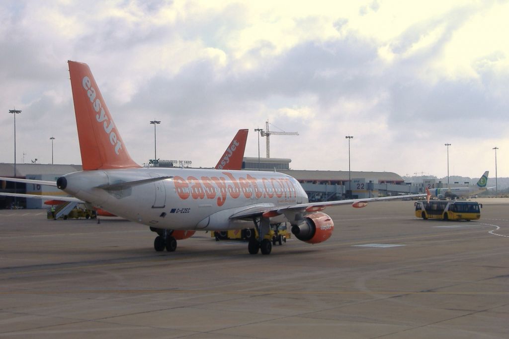 G-EZEC/GEZEC easyJet Airbus A319-111 Photo by RJflyer - AVSpotters.com