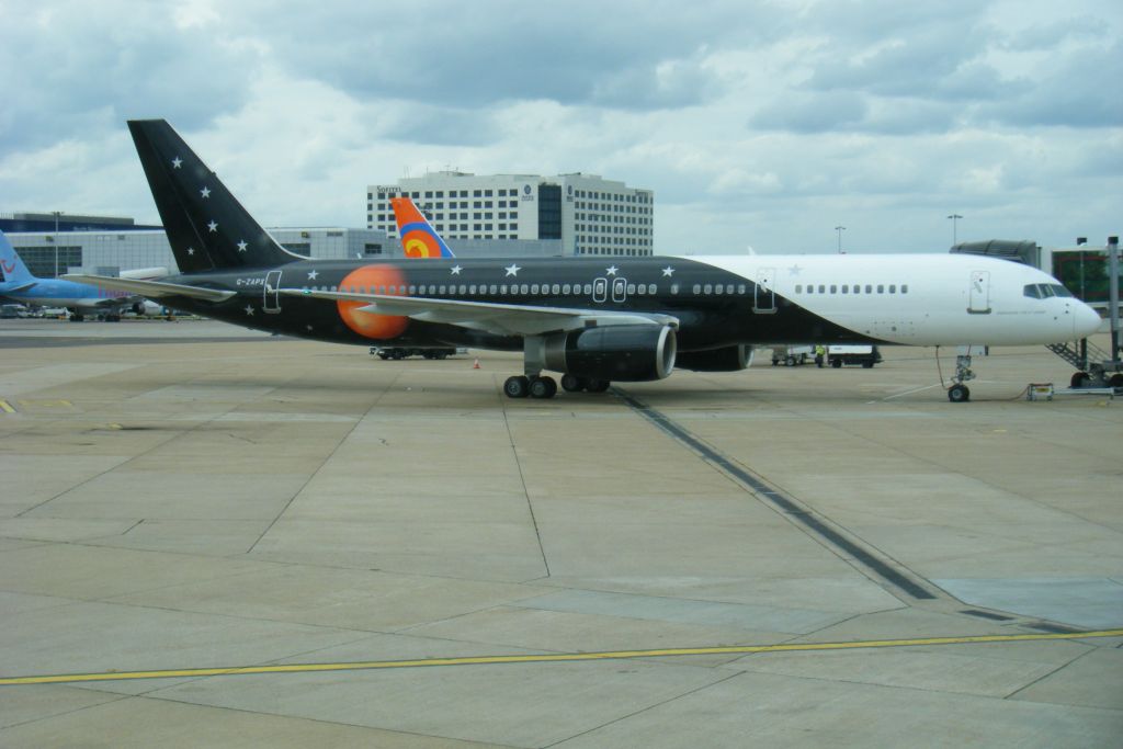 G-ZAPX/GZAPX Titan Airways Boeing 757-256 Photo by RJflyer - AVSpotters.com