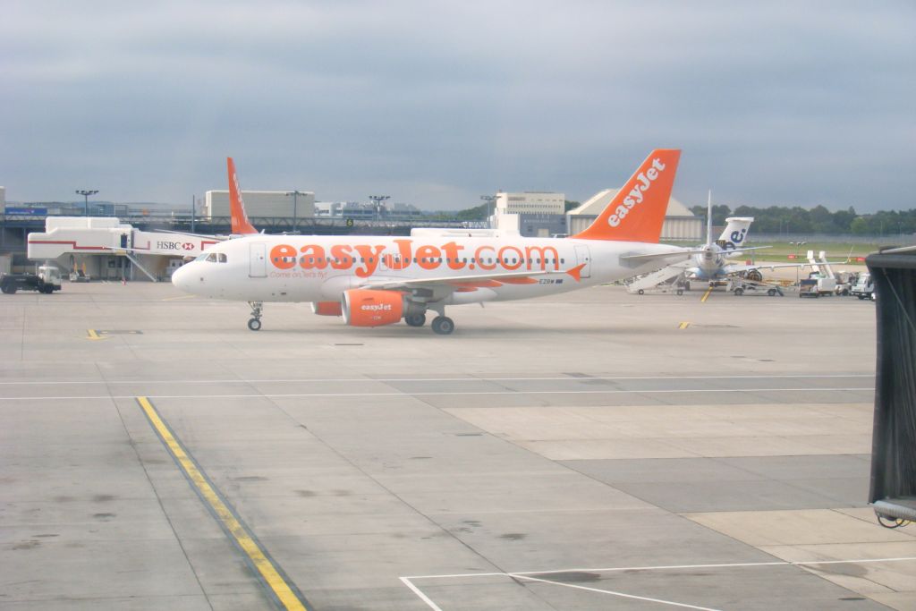 G-EZBW/GEZBW easyJet Airbus A319-111 Photo by RJflyer - AVSpotters.com