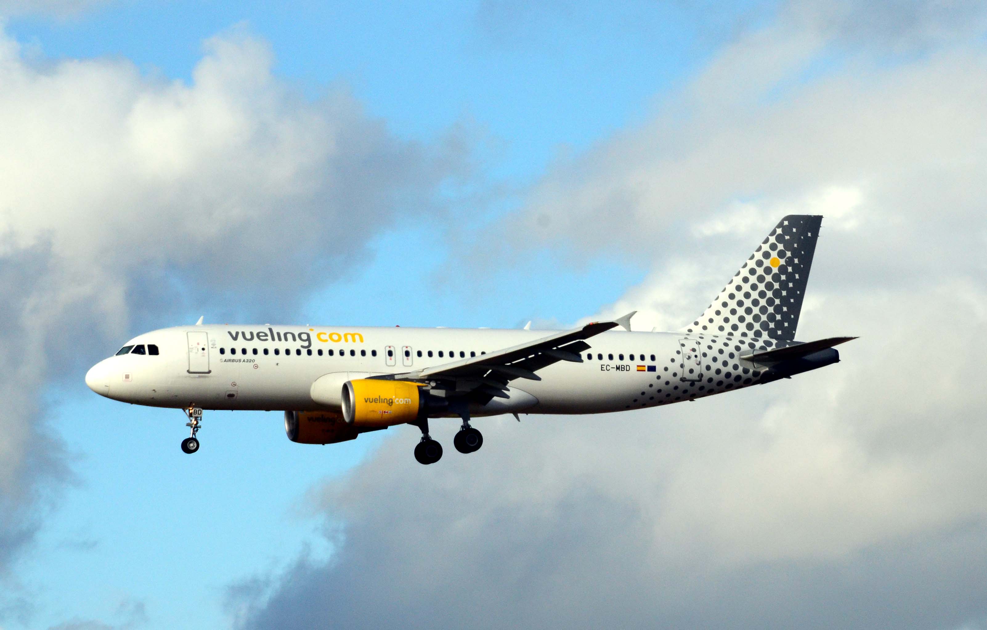 EC-MBD/ECMBD Vueling Airlines Airbus A320-214 Photo by FlyDroo - AVSpotters.com