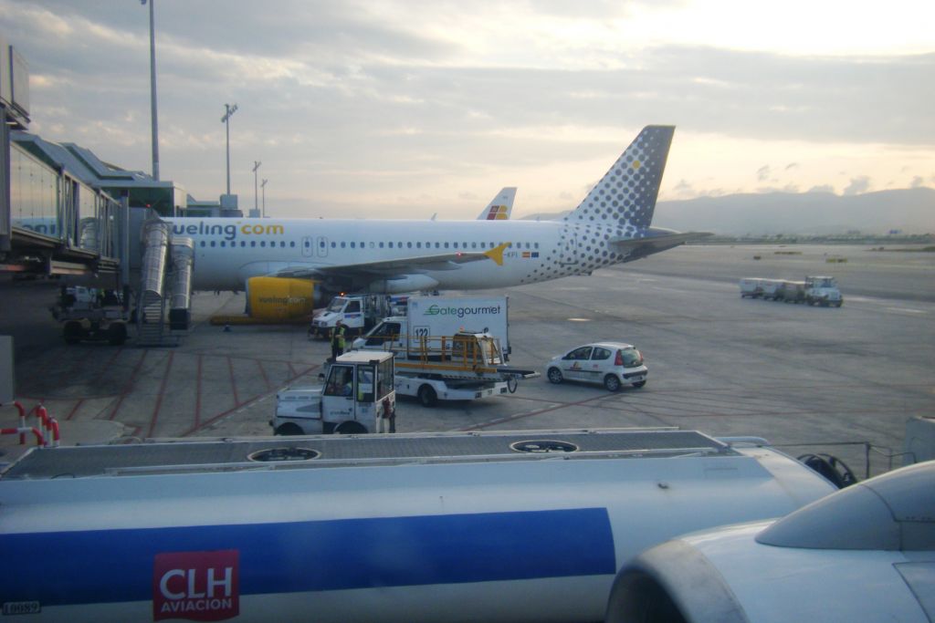 EC-KFI/ECKFI Vueling Airlines Airbus A320-216 Photo by RJflyer - AVSpotters.com