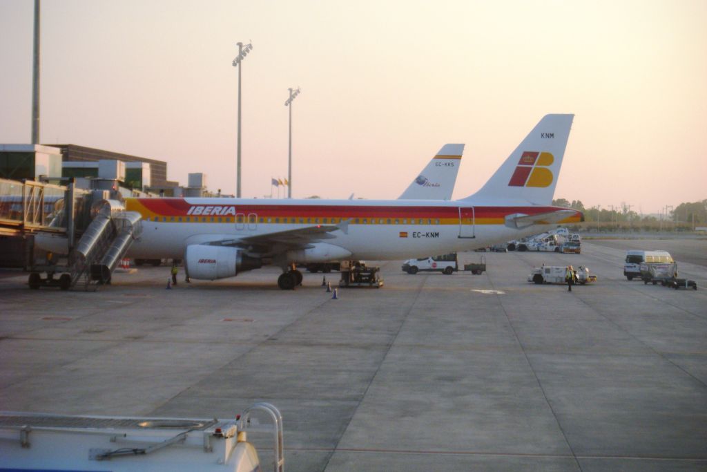 EC-KNM/ECKNM Iberia Airbus A320-214 Photo by RJflyer - AVSpotters.com