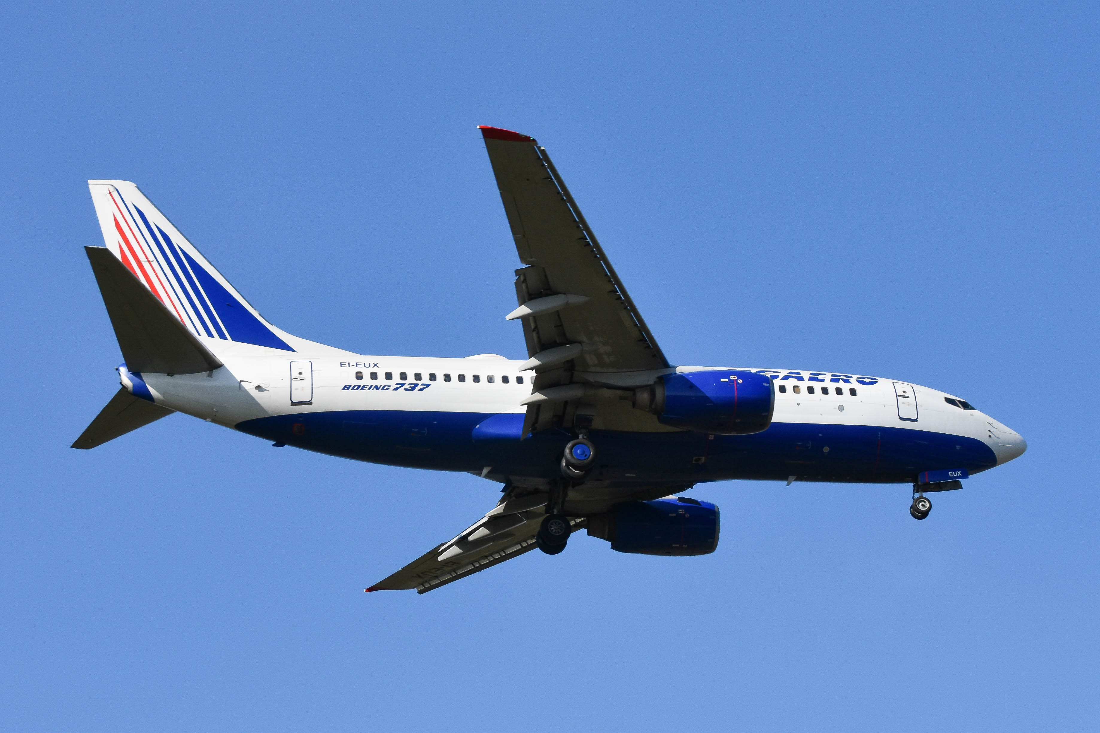 EI-EUX/EIEUX Transaero Airlines Boeing 737-7Q8 Photo by colinw - AVSpotters.com