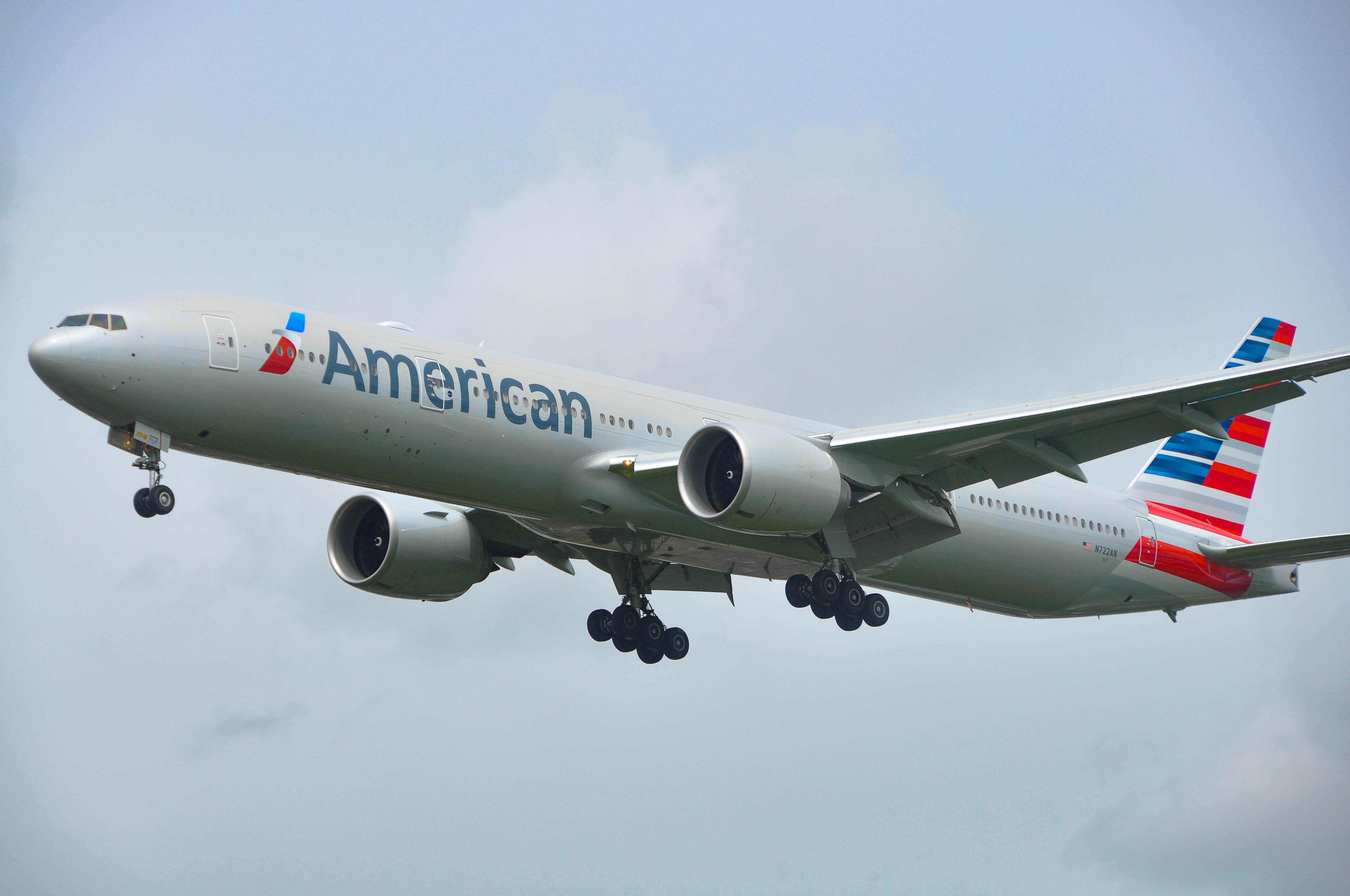 N722AN/N722AN American Airlines Boeing 777-323ER Photo by colinw - AVSpotters.com