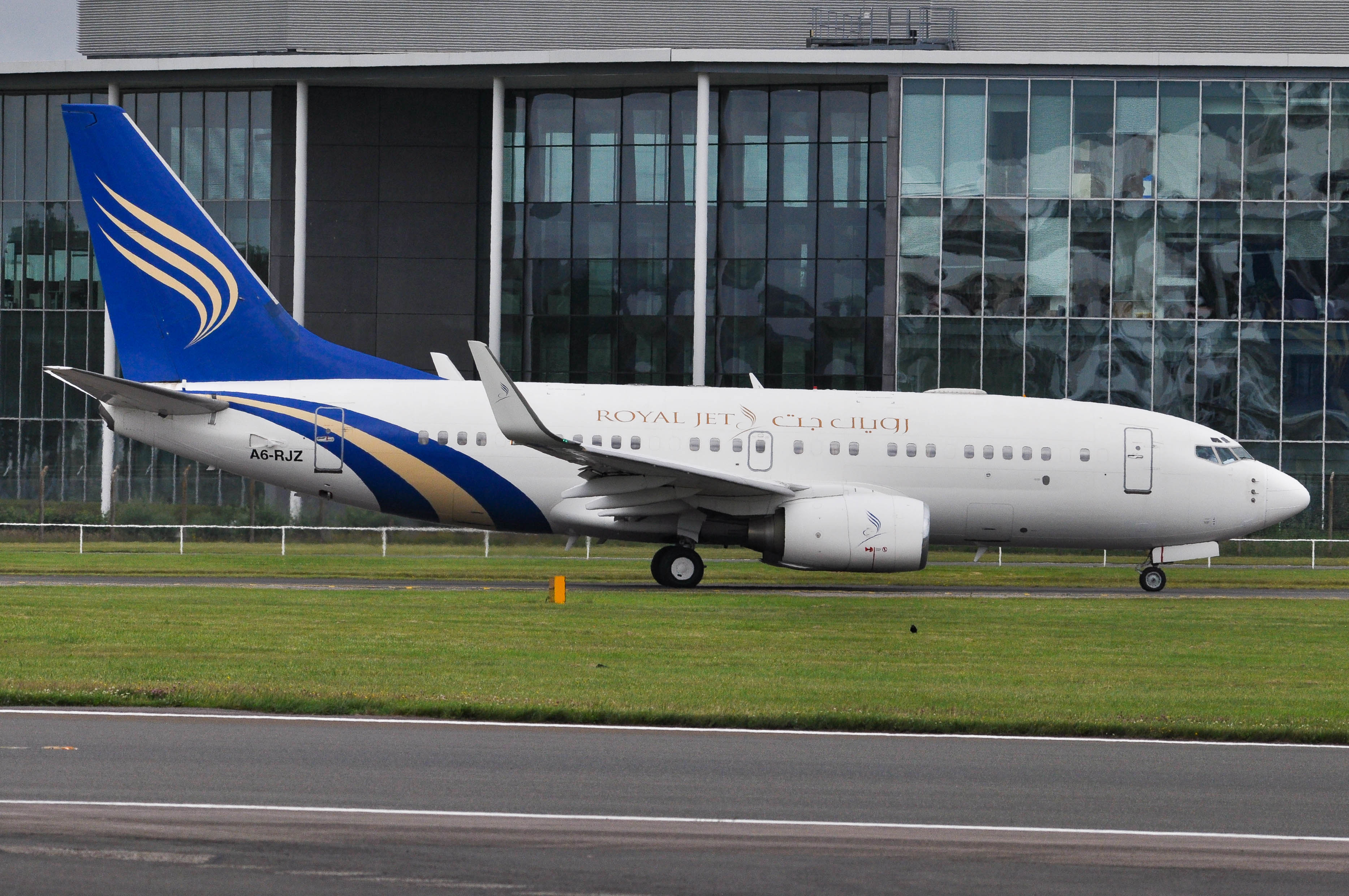 A6-RJZ/A6RJZ United Arab Emirates Government Boeing 737 NG Airframe Information - AVSpotters.com