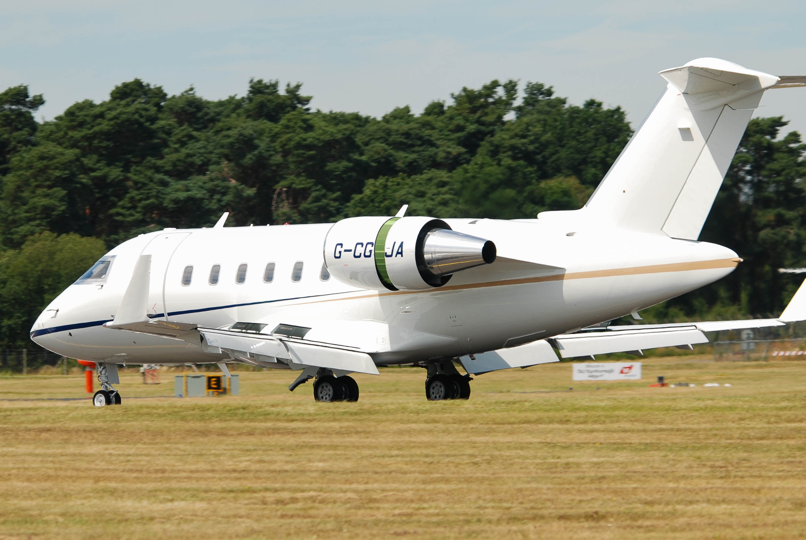 G-CGJA/GCGJA TAG Aviation Bombardier CL-600-2B16 Challenger 605 Photo by colinw - AVSpotters.com