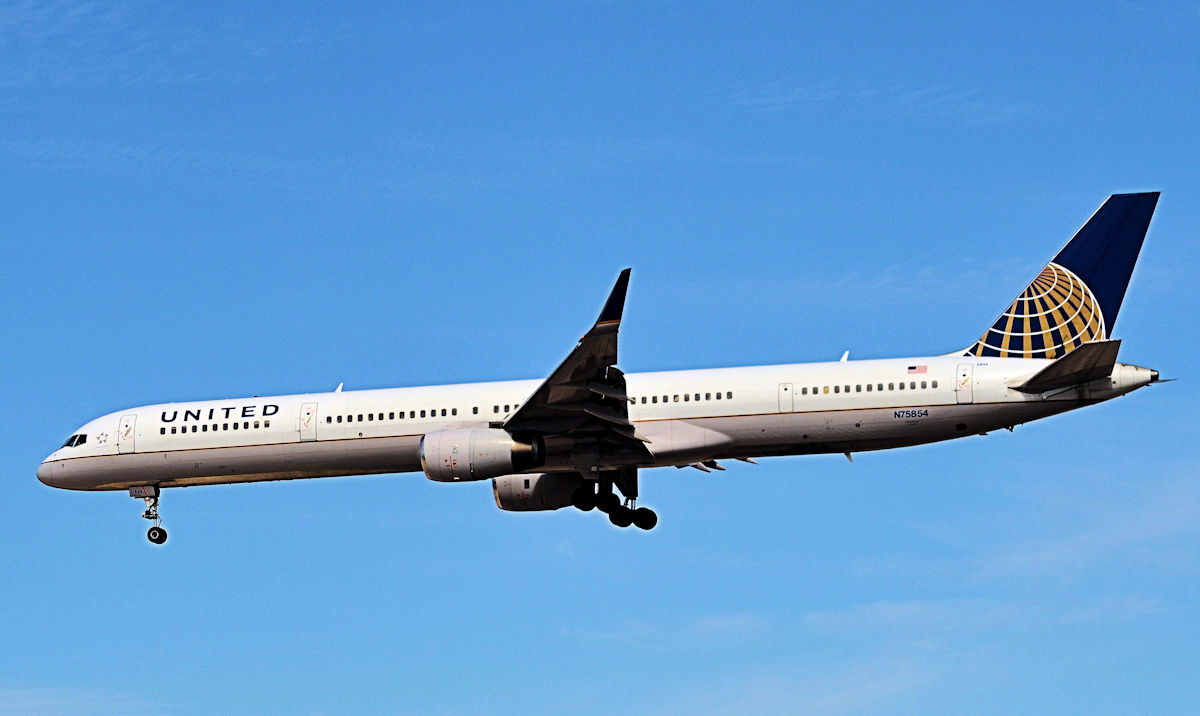 N75854/N75854 United Airlines Boeing 757-324(WL) Photo by Warthog1 - AVSpotters.com