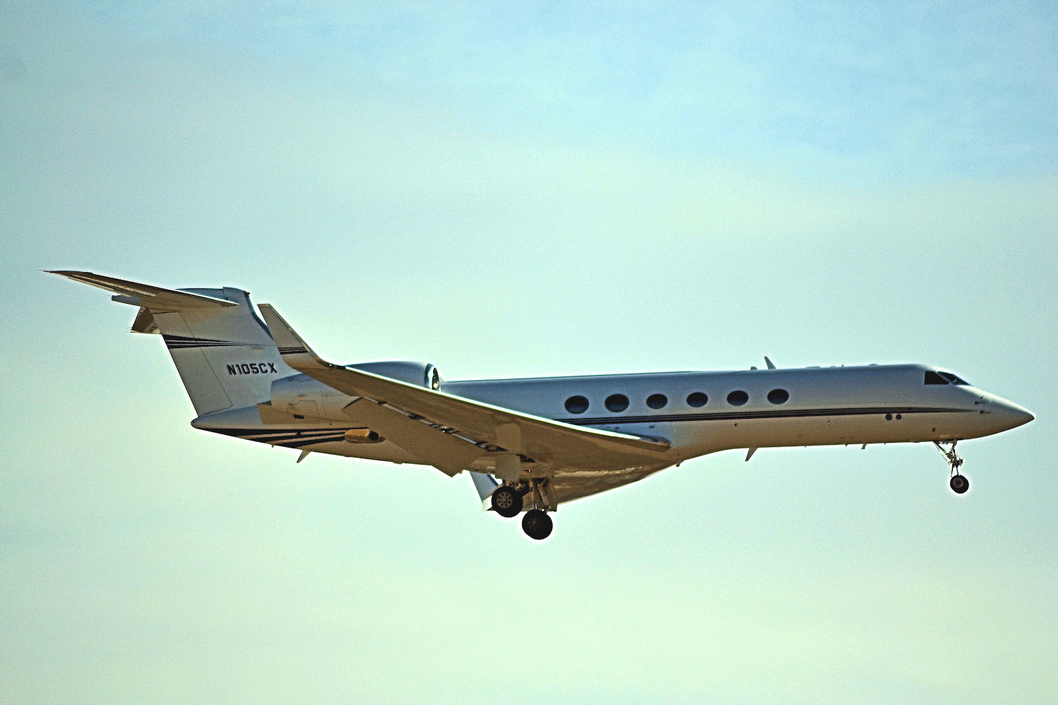 N105CX/N105CX Corporate Gulfstream G-V Photo by Warthog1 - AVSpotters.com