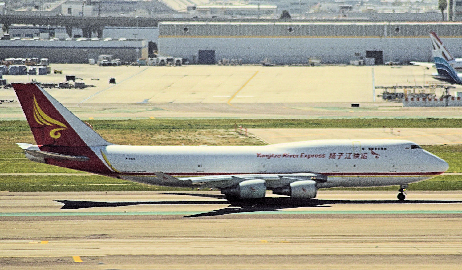 B-2432/B2432 Yangtze River Express Airlines Boeing 747-481D(SF) Photo by Warthog1 - AVSpotters.com