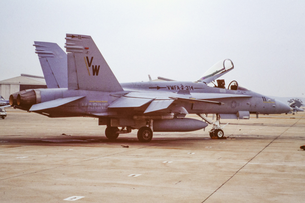 165193/165193 USN - United States Navy McDonnell-Douglas F/A-18 Hornet Airframe Information - AVSpotters.com