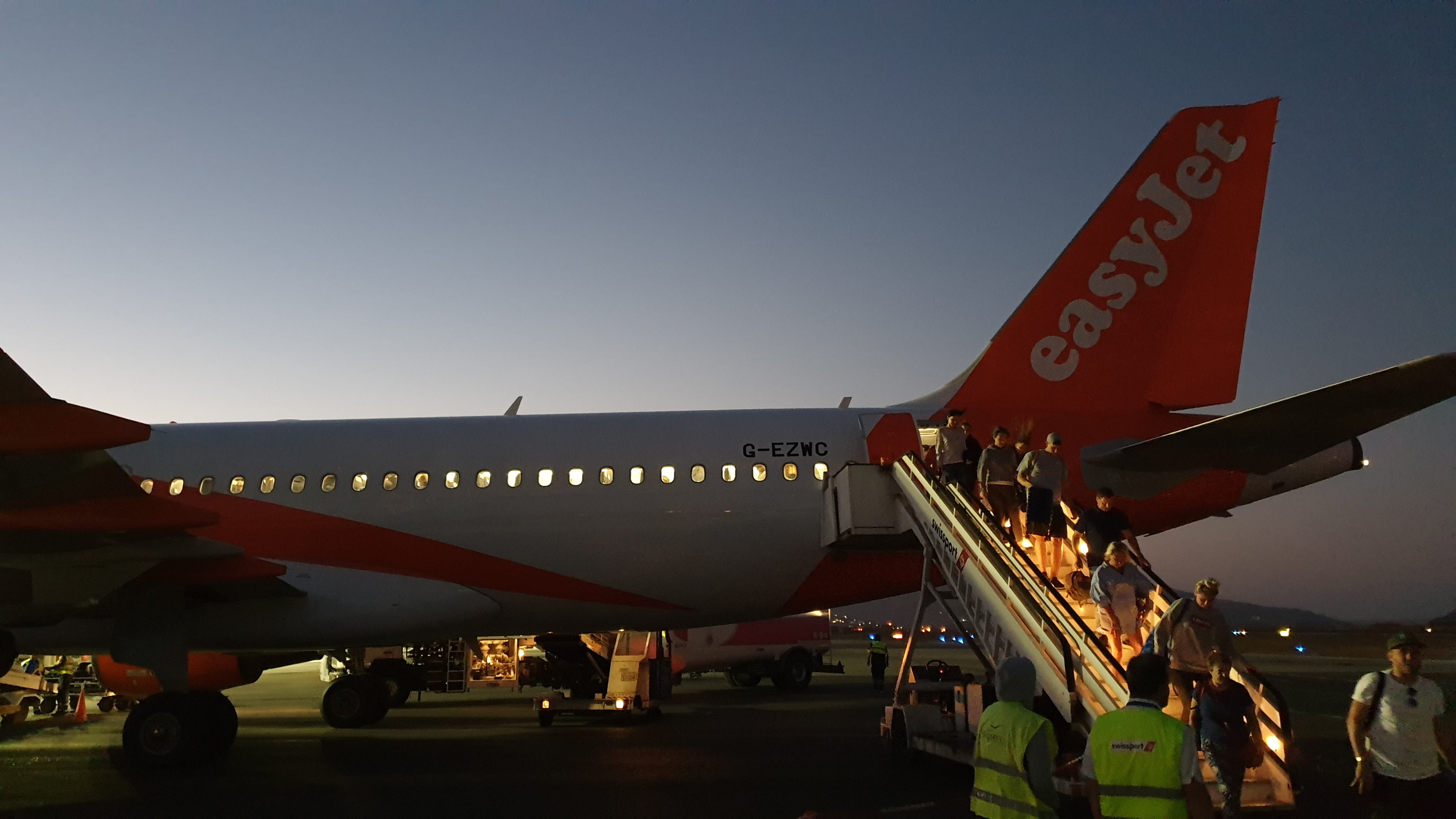 G-EZWC/GEZWC easyJet Airbus A320-214 Photo by RJflyer - AVSpotters.com