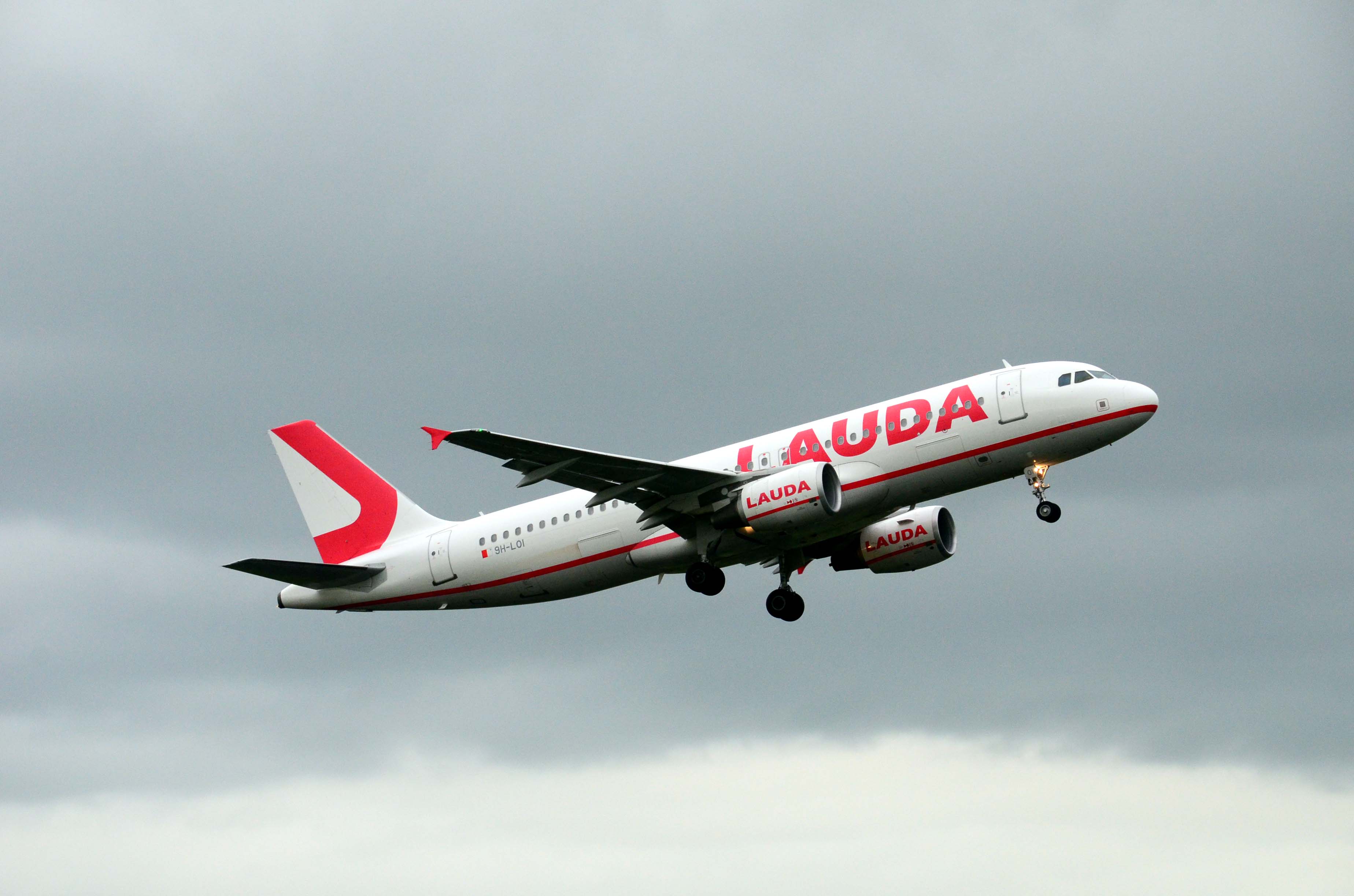 9H-LOI/9HLOI Lauda Europe Airbus A320-214 Photo by FlyDroo - AVSpotters.com