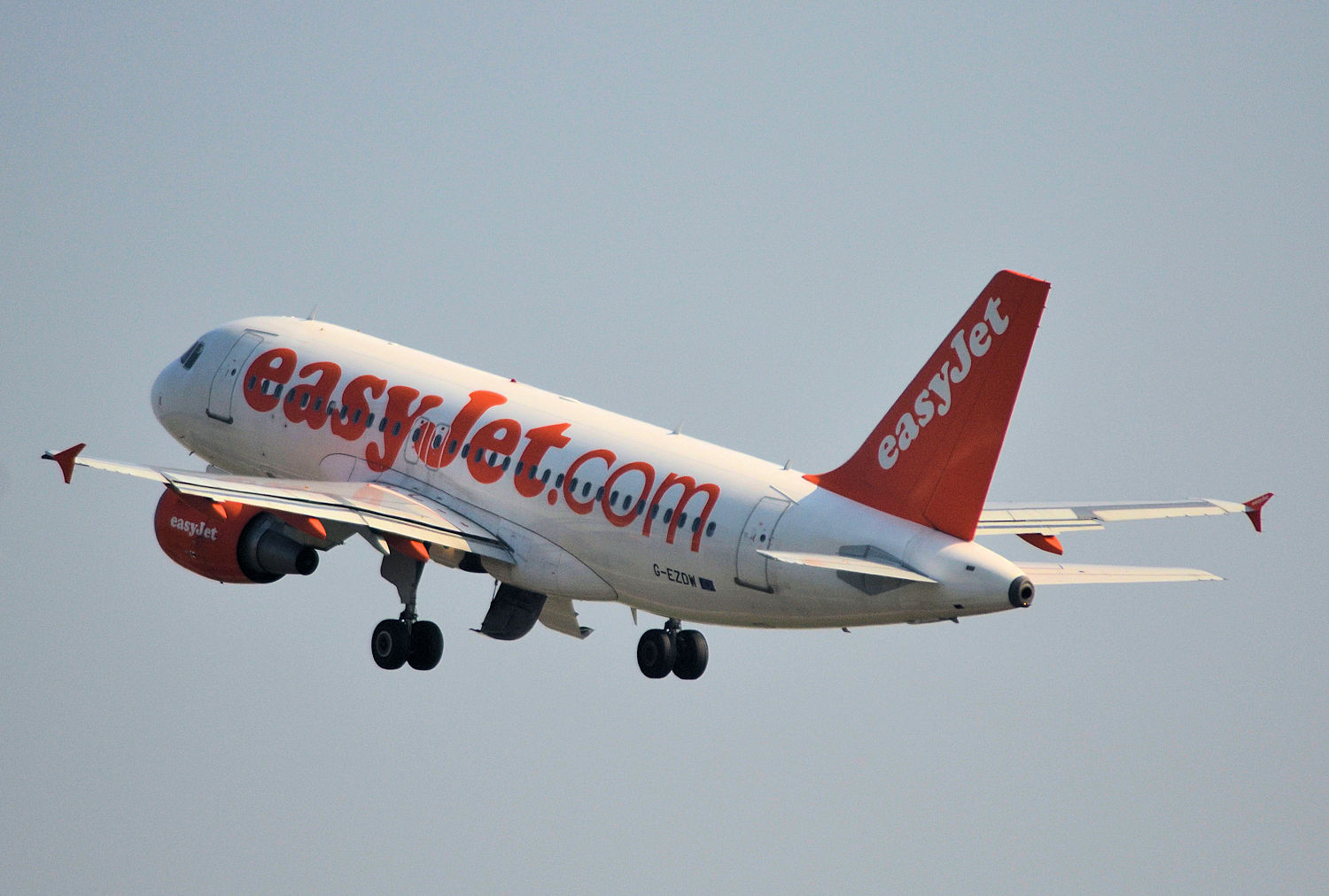 OE-LKF/OELKF easyJet Europe Airbus A319 Airframe Information - AVSpotters.com