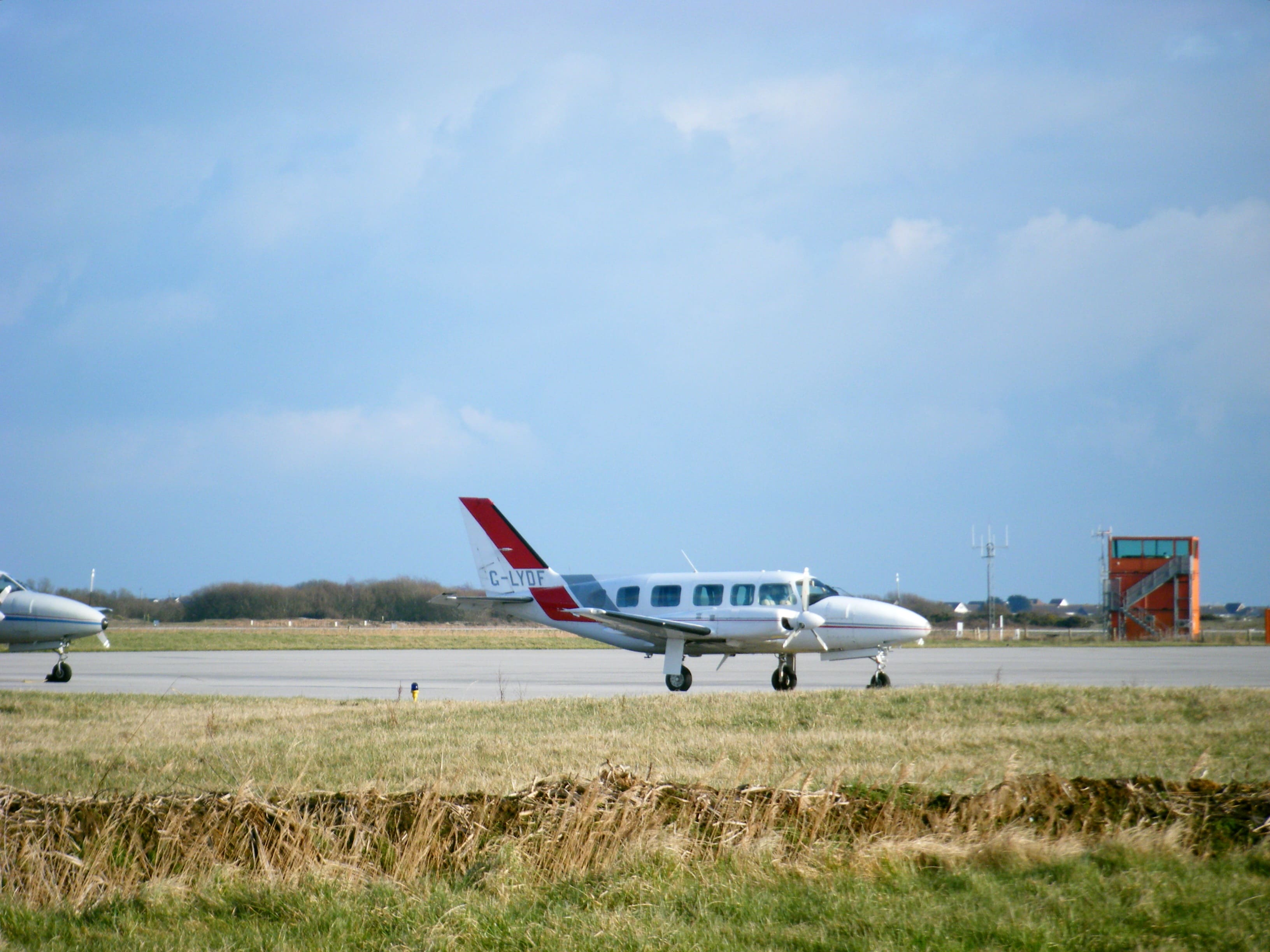 G-LYDF/GLYDF Private Piper PA-31-350 Navajo Chieftain Photo by RJflyer - AVSpotters.com