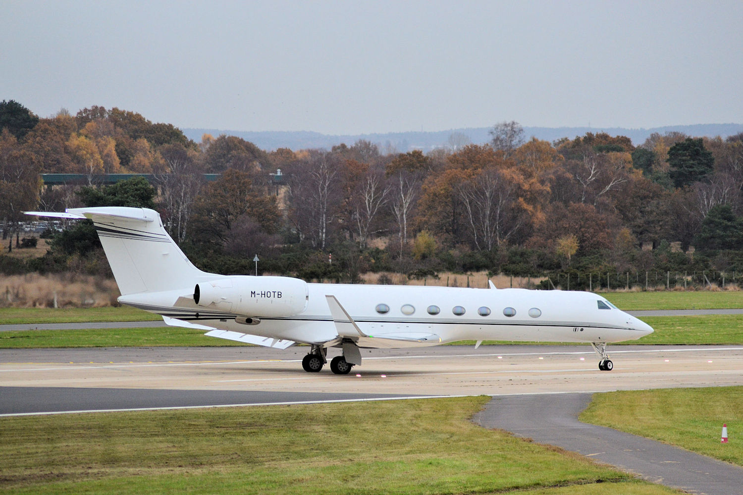 M-HOTB/MHOTB Corporate Gulfstream G550 Photo by Warthog1 - AVSpotters.com