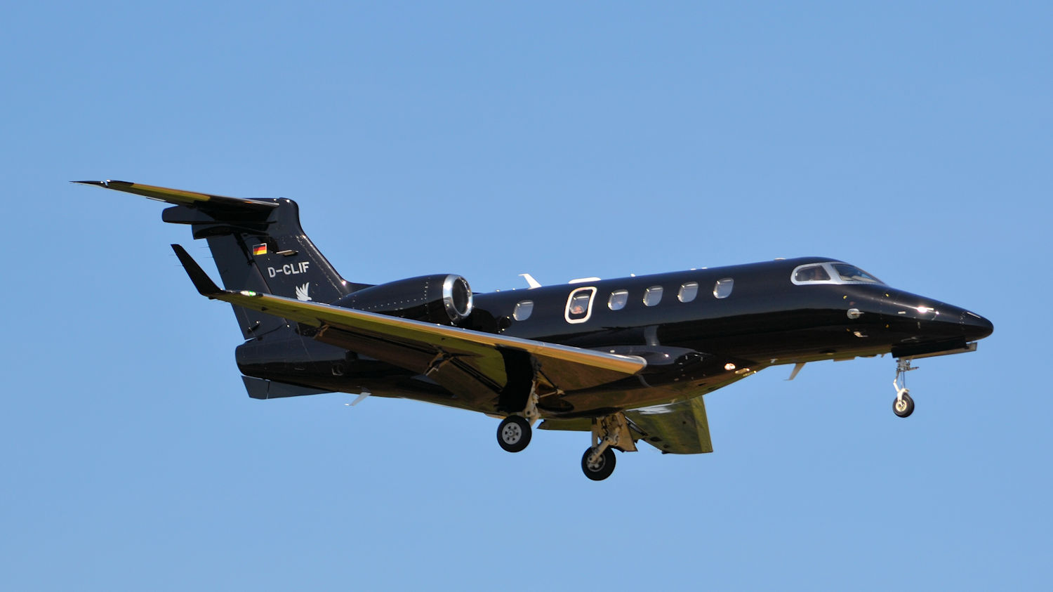 D-CLIF/DCLIF Corporate Embraer EMB-505 Phenom 300 Photo by Warthog1 - AVSpotters.com