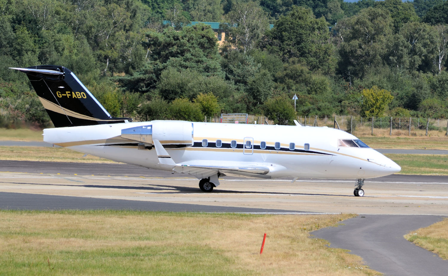 G-FABO/GFABO Corporate Bombardier CL-600-2B16 Challenger 604 Photo by Warthog1 - AVSpotters.com