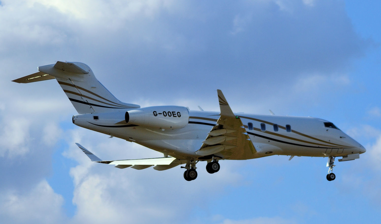 G-OOEG/GOOEG Corporate Bombardier BD-100-1A10 Challenger 350 Photo by Warthog1 - AVSpotters.com