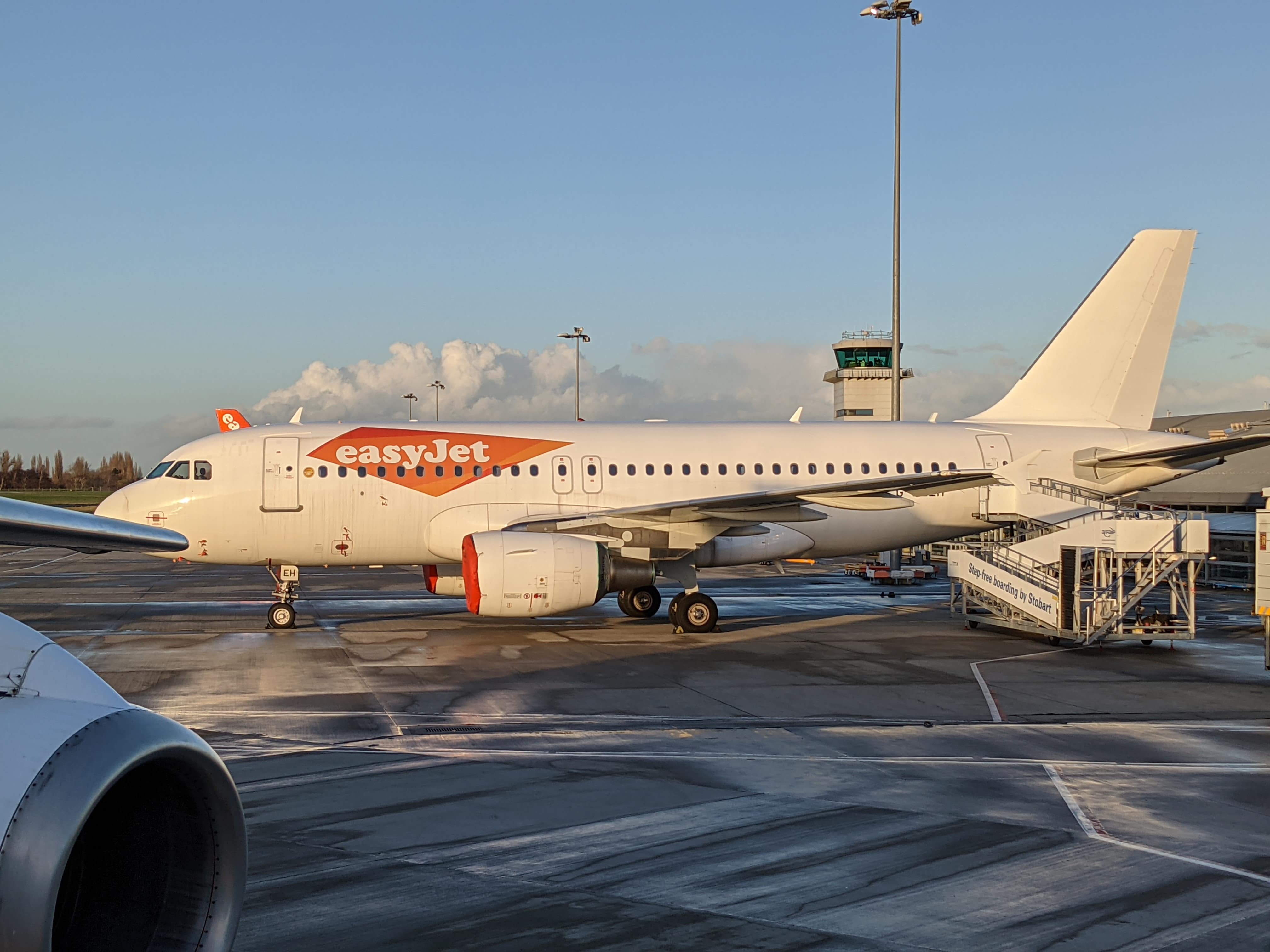 G-EZEC/GEZEC easyJet Airbus A319-111 Photo by RJflyer - AVSpotters.com