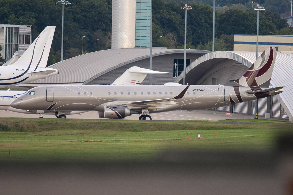 N527AH/N527AH Corporate Embraer ERJ-190ECJ Photo by colinw - AVSpotters.com