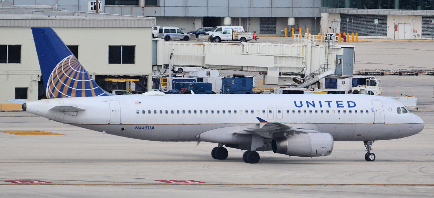 N445UA/N445UA United Airlines Airbus A320-232 Photo by Warthog1 - AVSpotters.com