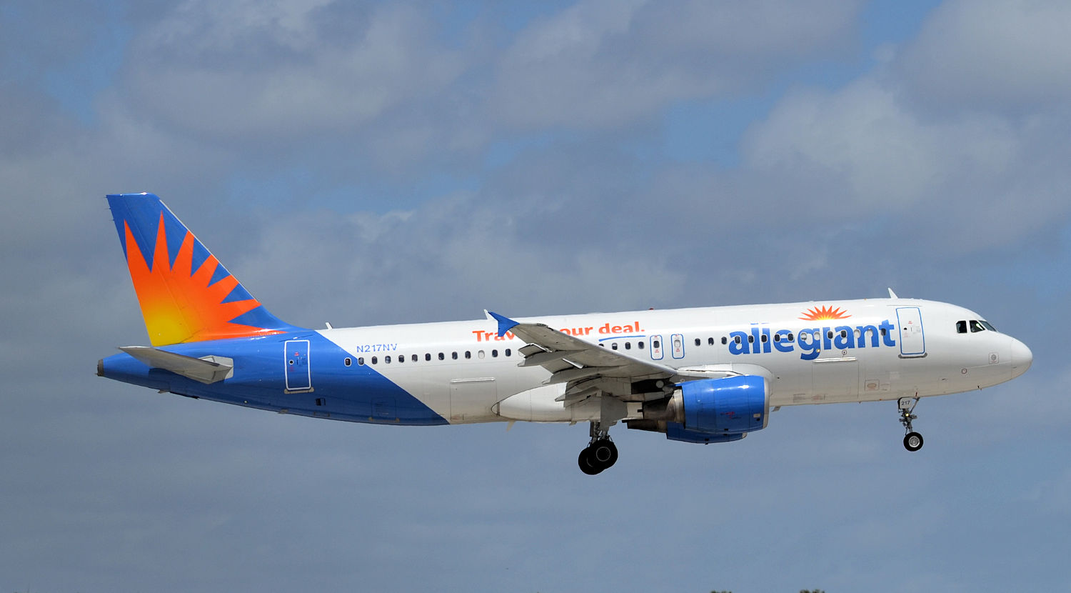 N217NV/N217NV Allegiant Air Airbus A320-214 Photo by Warthog1 - AVSpotters.com