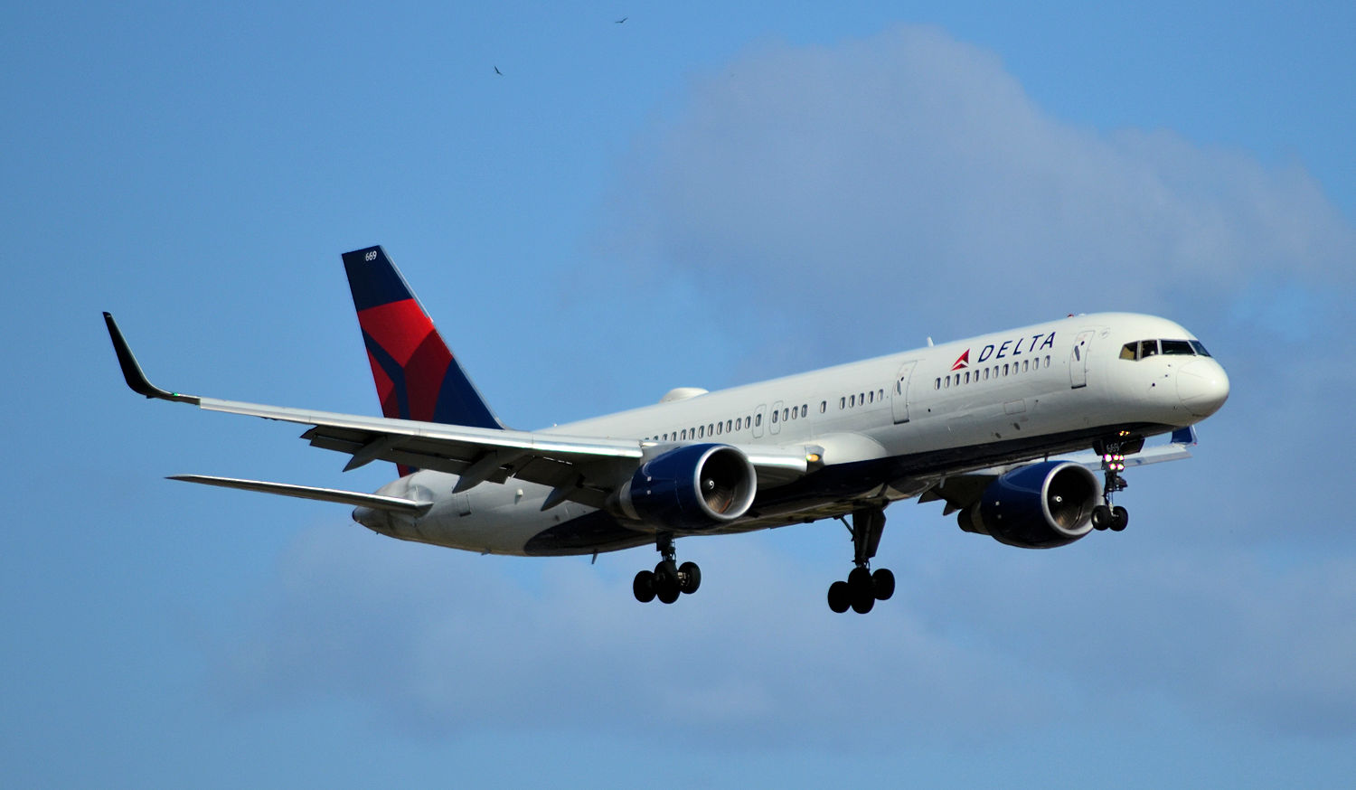 N669DN/N669DN Delta Air Lines Boeing 757-232(WL) Photo by Warthog1 - AVSpotters.com