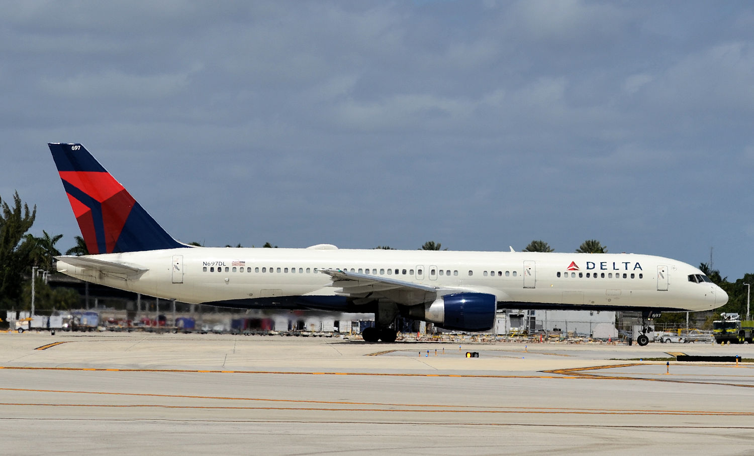 N697DL/N697DL Delta Air Lines Boeing 757-232 Photo by Warthog1 - AVSpotters.com