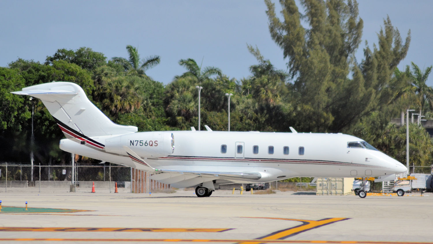 N756QS/N756QS NetJets Bombardier BD-100-1A10 Challenger 350 Photo by Warthog1 - AVSpotters.com