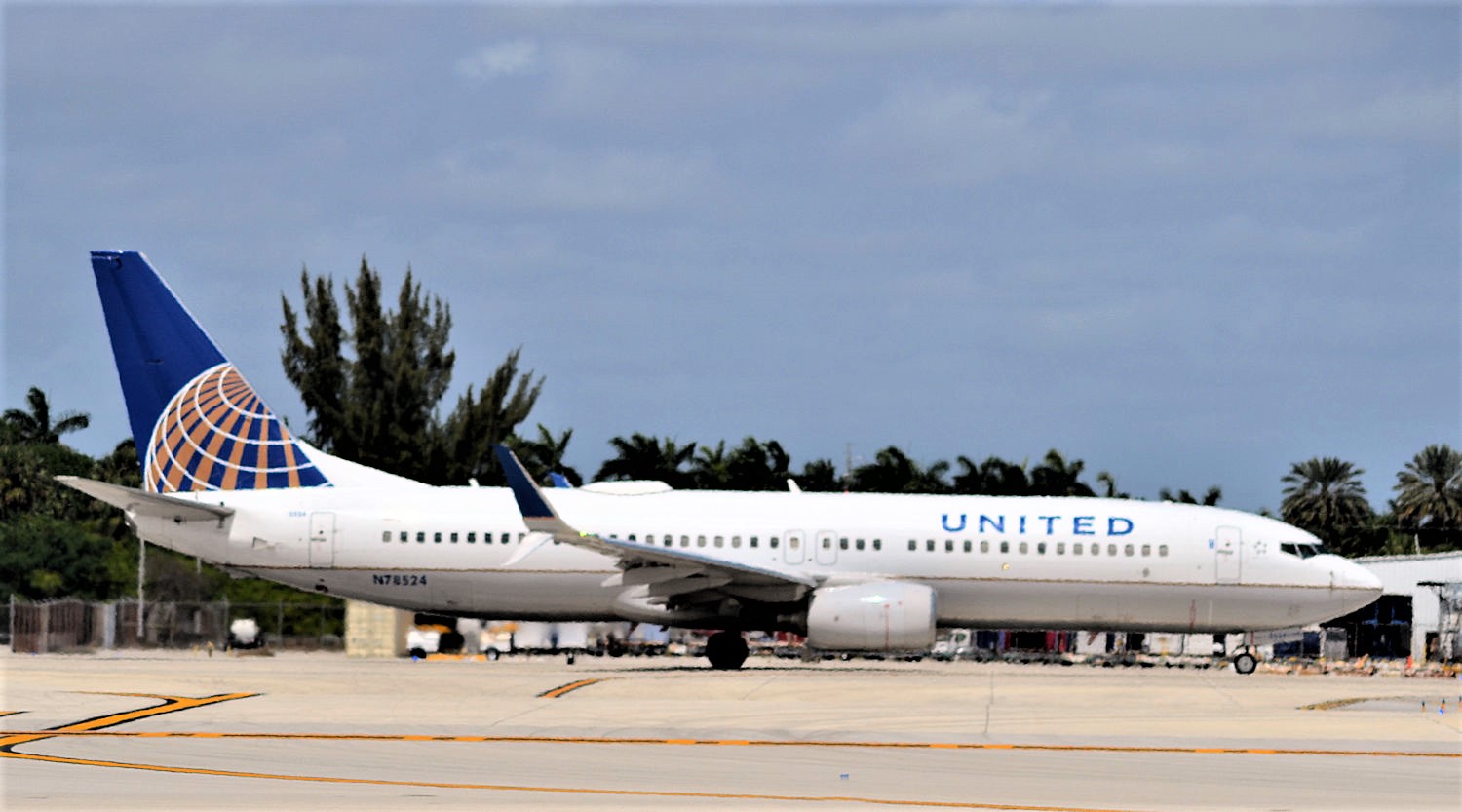 N78524/N78524 United Airlines Boeing 737-824(WL) Photo by Warthog1 - AVSpotters.com