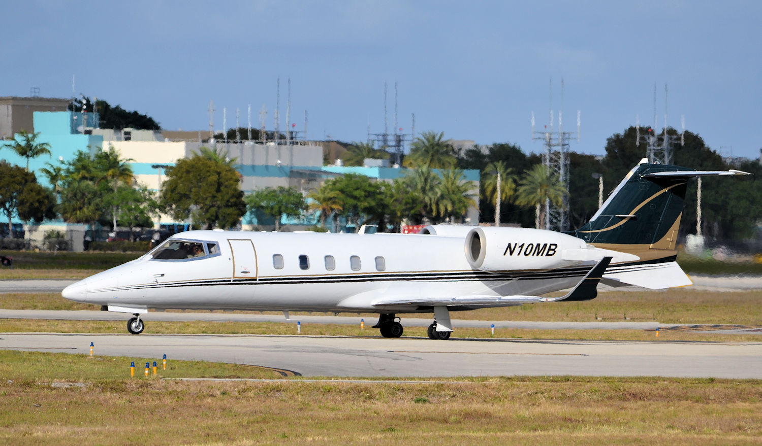 N10MB/N10MB Corporate Bombardier Learjet 60 Photo by Warthog1 - AVSpotters.com