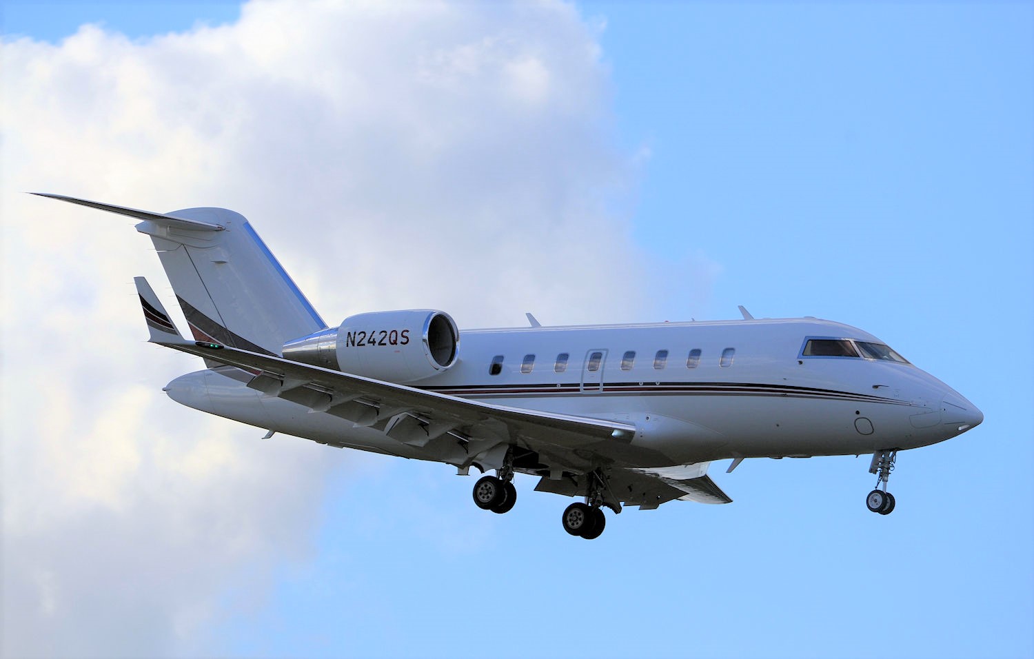 N242QS/N242QS NetJets Bombardier CL-600-2B16 Challenger 650 Photo by Warthog1 - AVSpotters.com