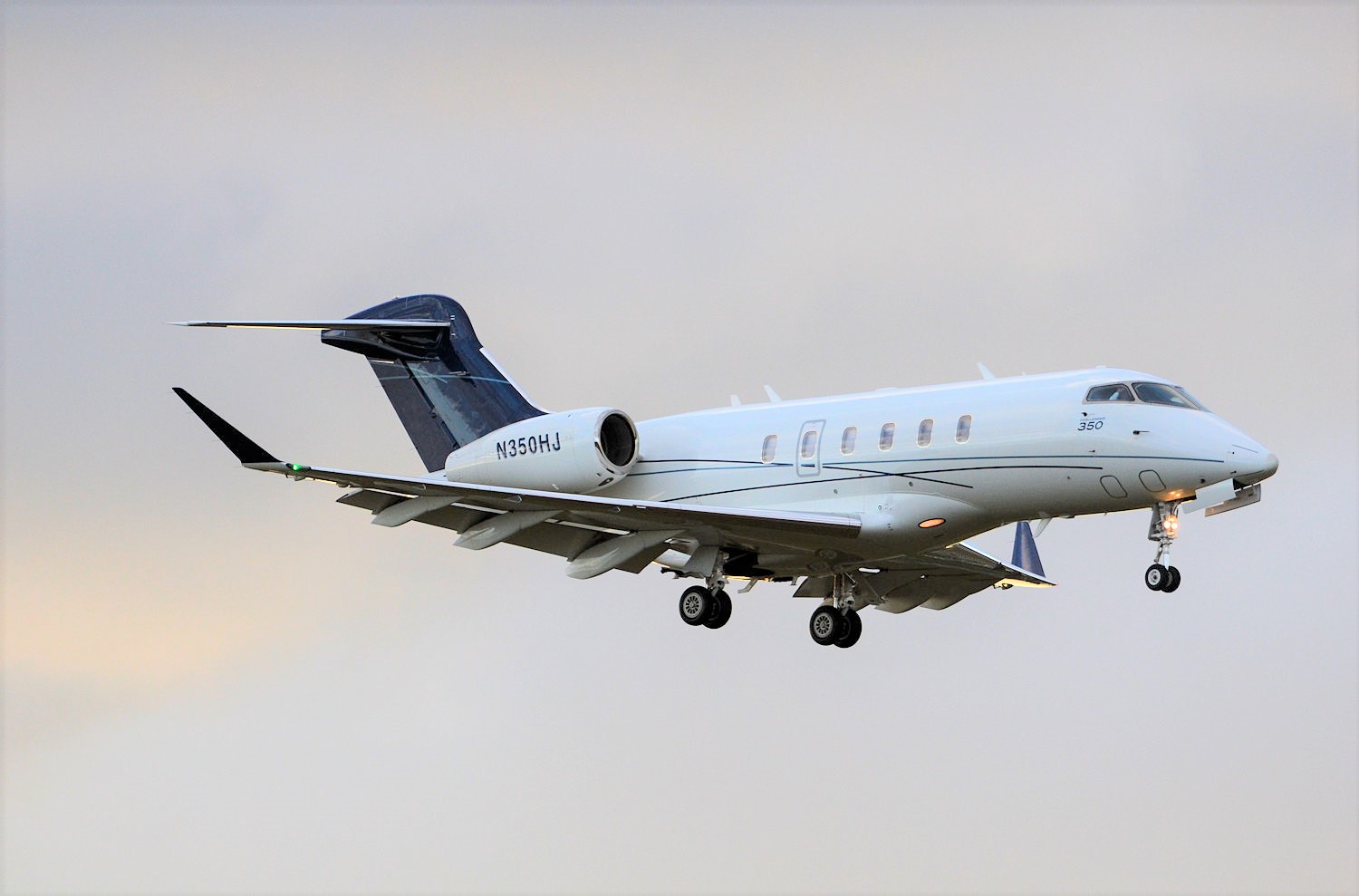 N350HJ/N350HJ Corporate Bombardier BD-100-1A10 Challenger 350 Photo by Warthog1 - AVSpotters.com