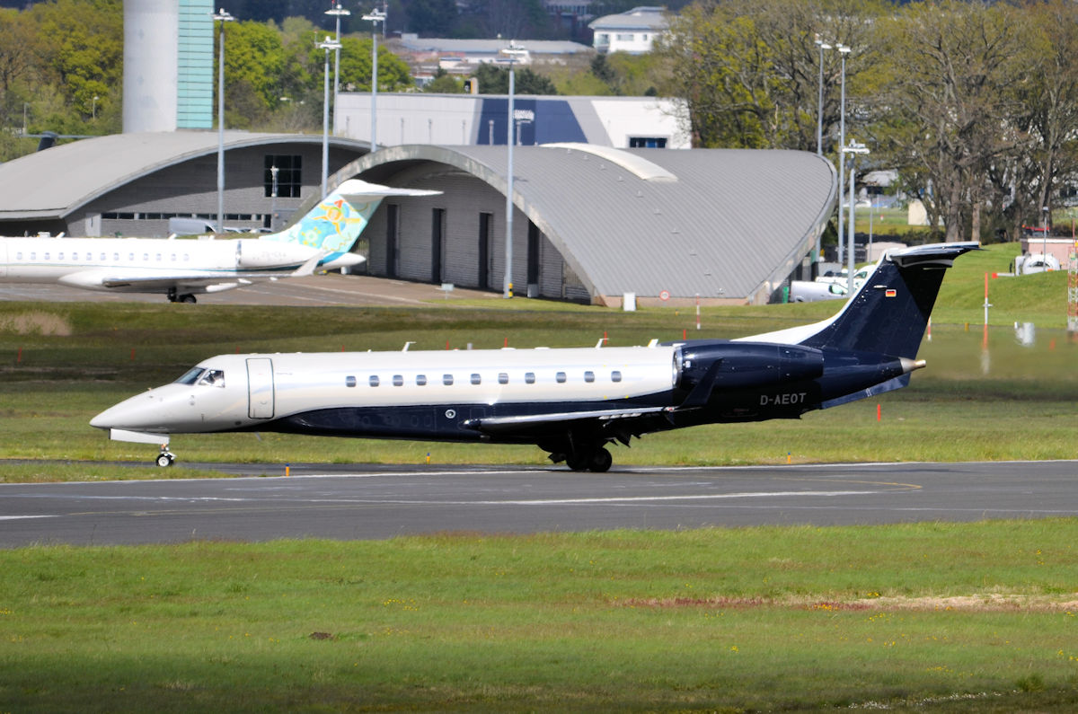 D-AEOT/DAEOT VistaJet Luftfahrtunternehmen GmbH Embraer ERJ-135BJ Legacy 600 Photo by Warthog1 - AVSpotters.com