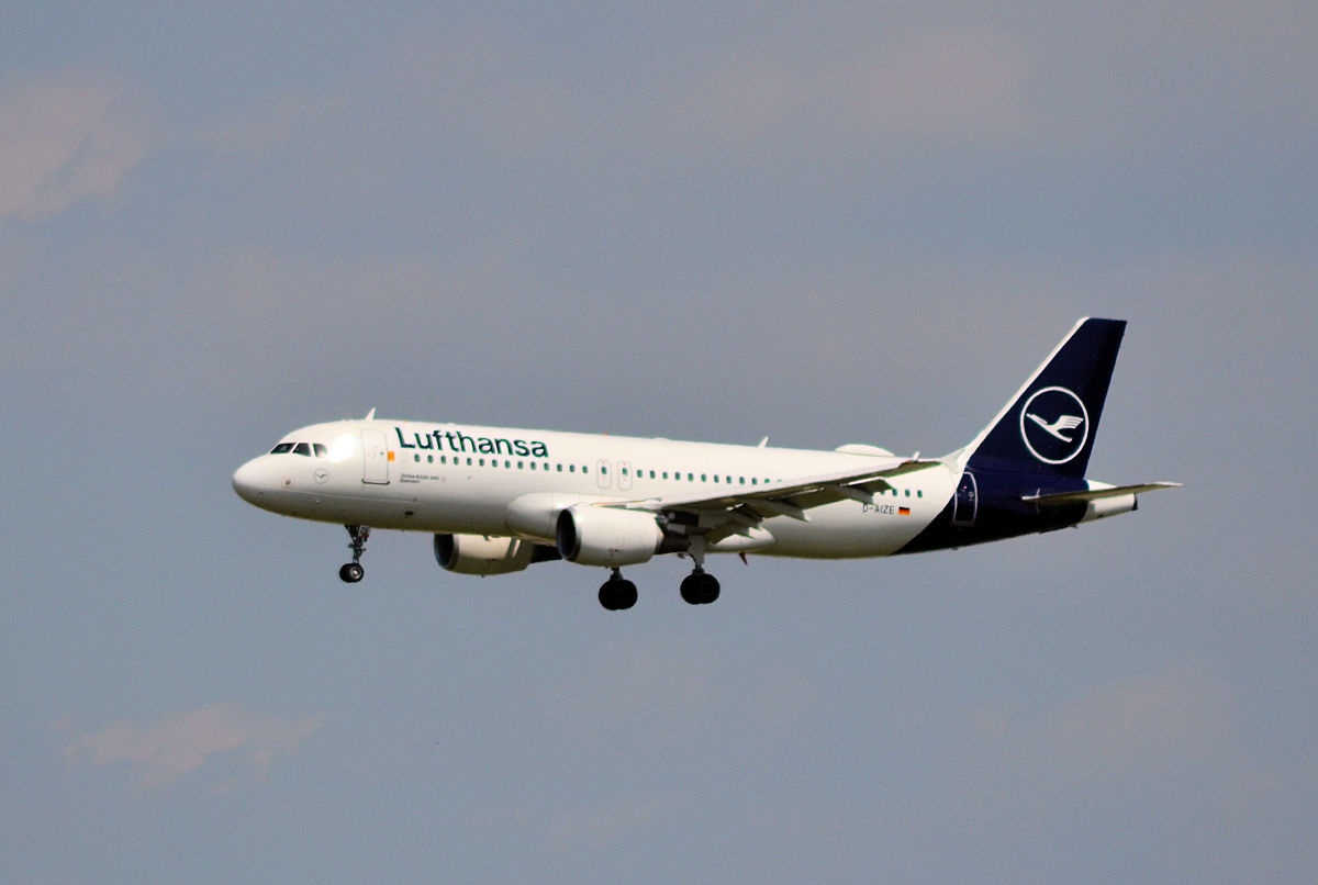 D-AIZE/DAIZE Lufthansa Airbus A320-214 Photo by Warthog1 - AVSpotters.com