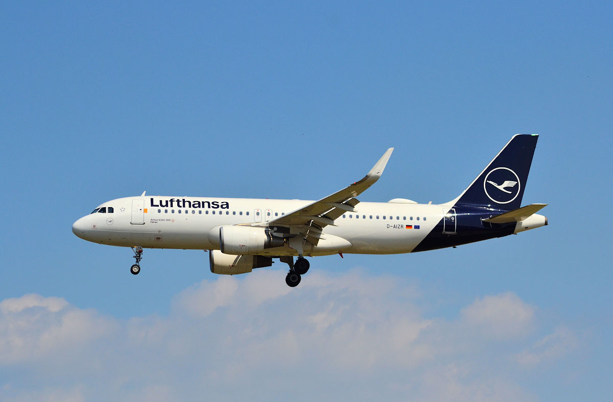 D-AIZR/DAIZR Lufthansa Airbus A320-214(SL) Photo by Warthog1 - AVSpotters.com