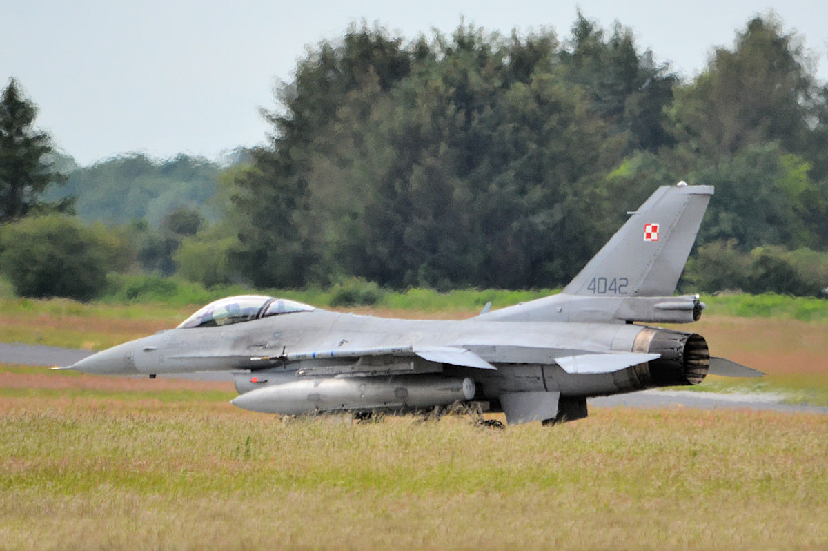 4042/4042 Polish Air Force Lockheed Martin F-16C Fighting Falcon Photo by Warthog1 - AVSpotters.com